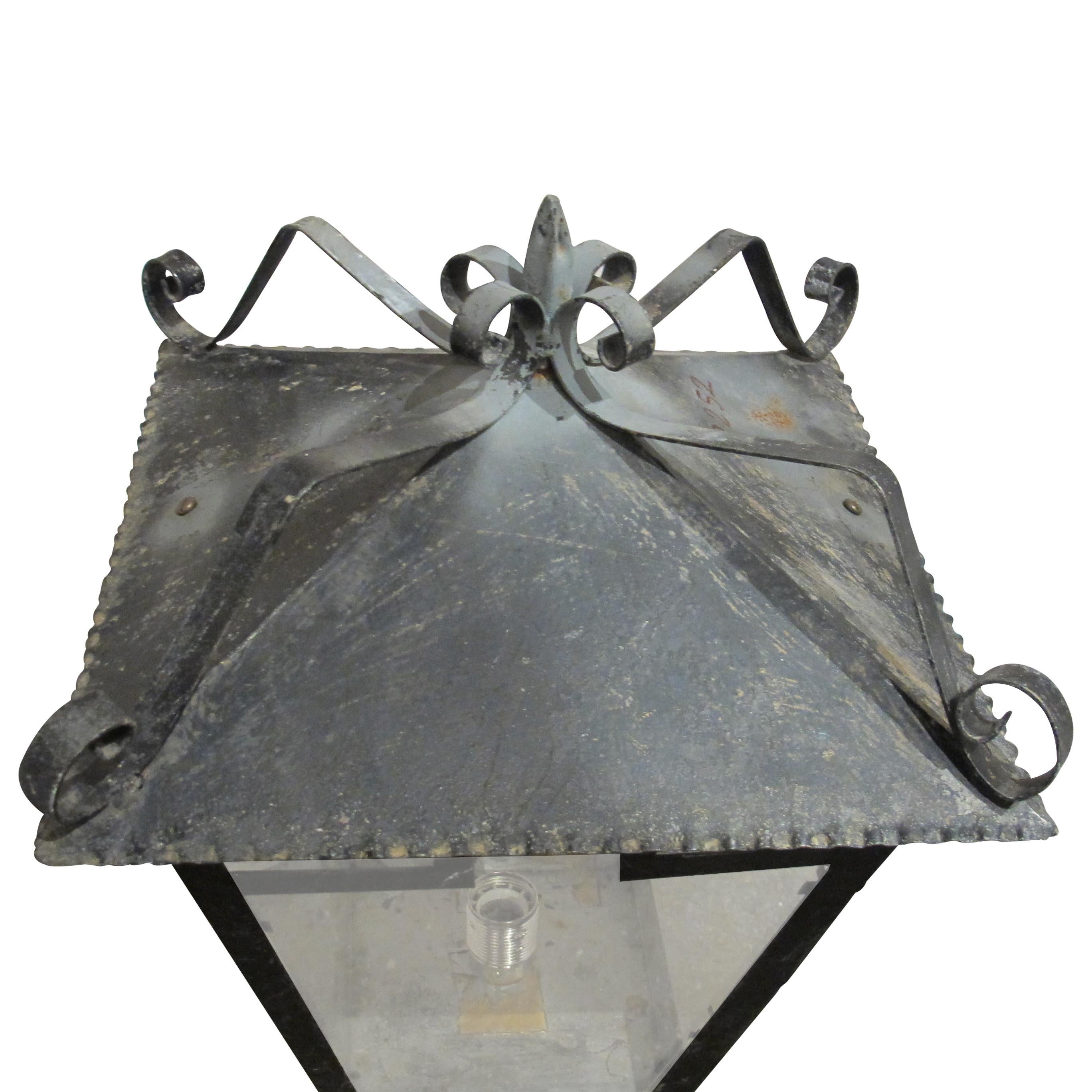 Autre Paire de lanternes piliers d'extérieur en fer forgé, vers 1950 en vente