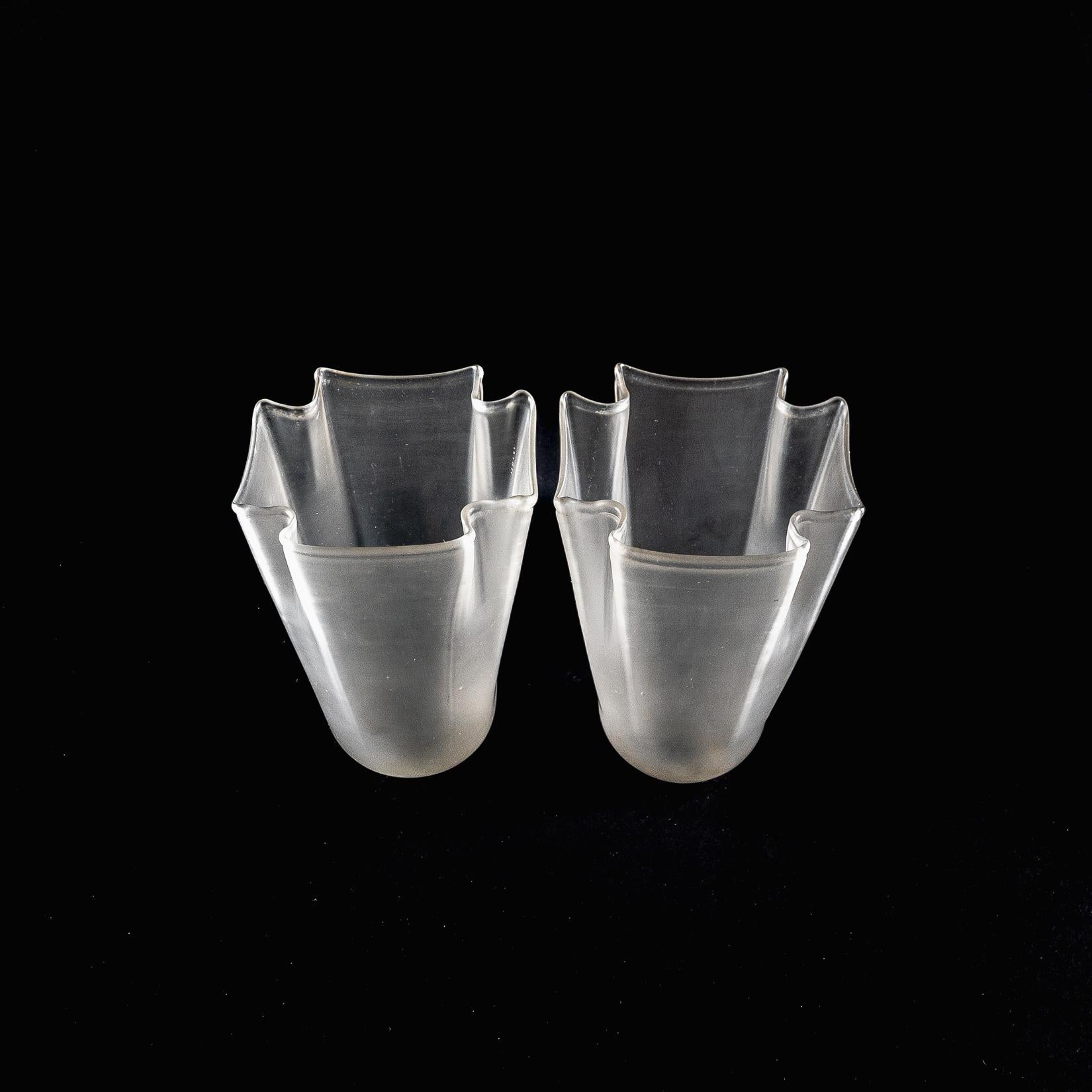 Ein Paar Milchglasschirme mit sanft drapierten und fließenden Rändern im Angebot 3