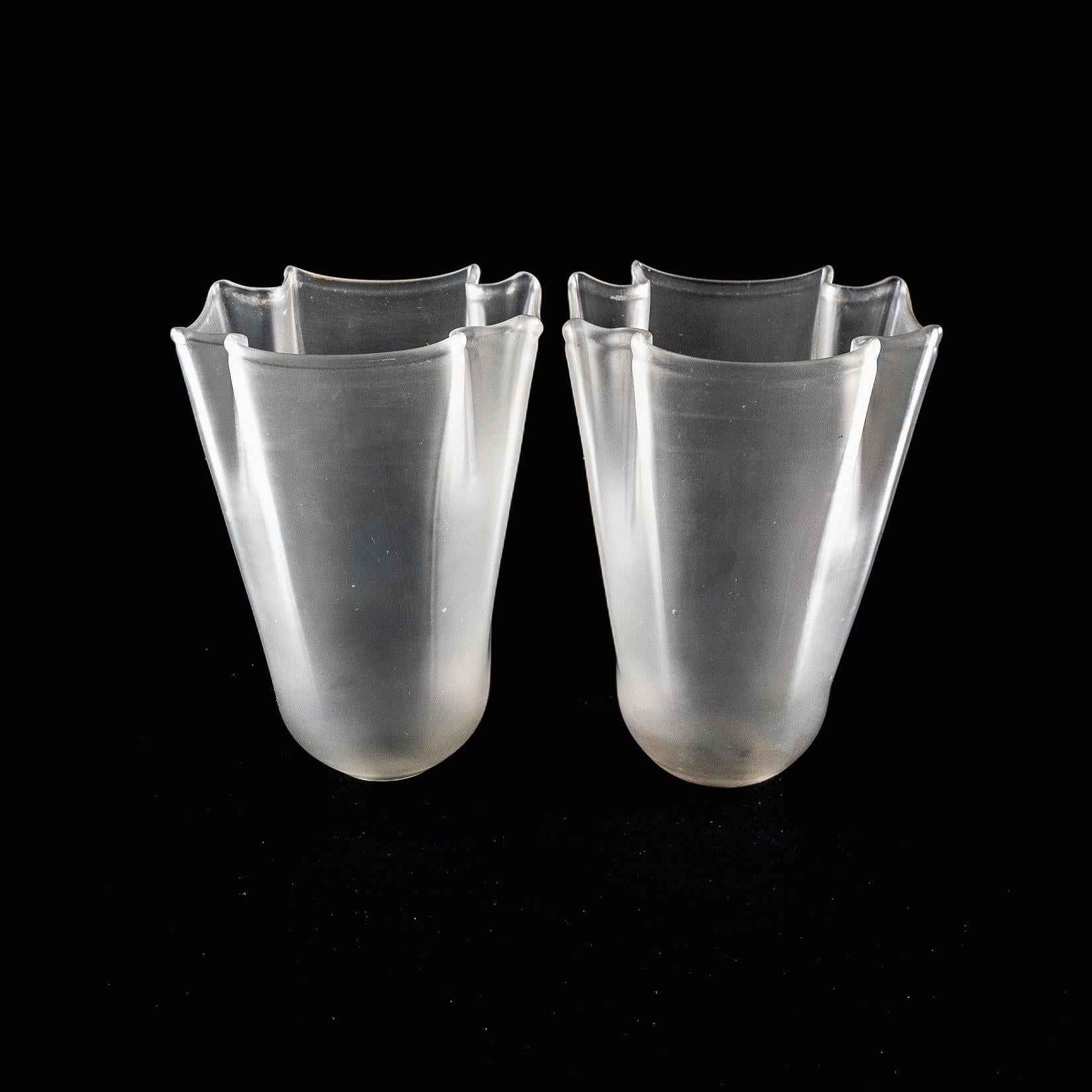 Ein Paar Milchglasschirme mit sanft drapierten und fließenden Rändern im Angebot 4