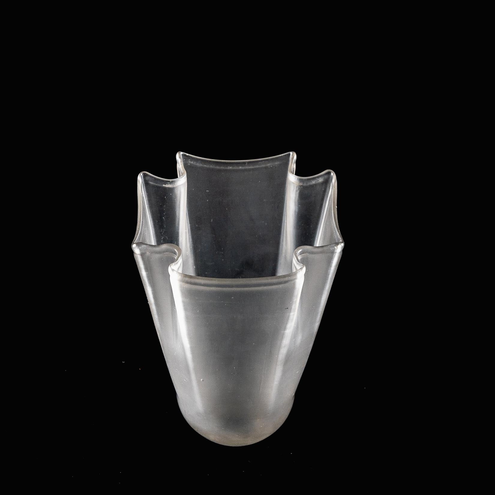 Ein Paar Milchglasschirme mit sanft drapierten und fließenden Rändern im Angebot 5