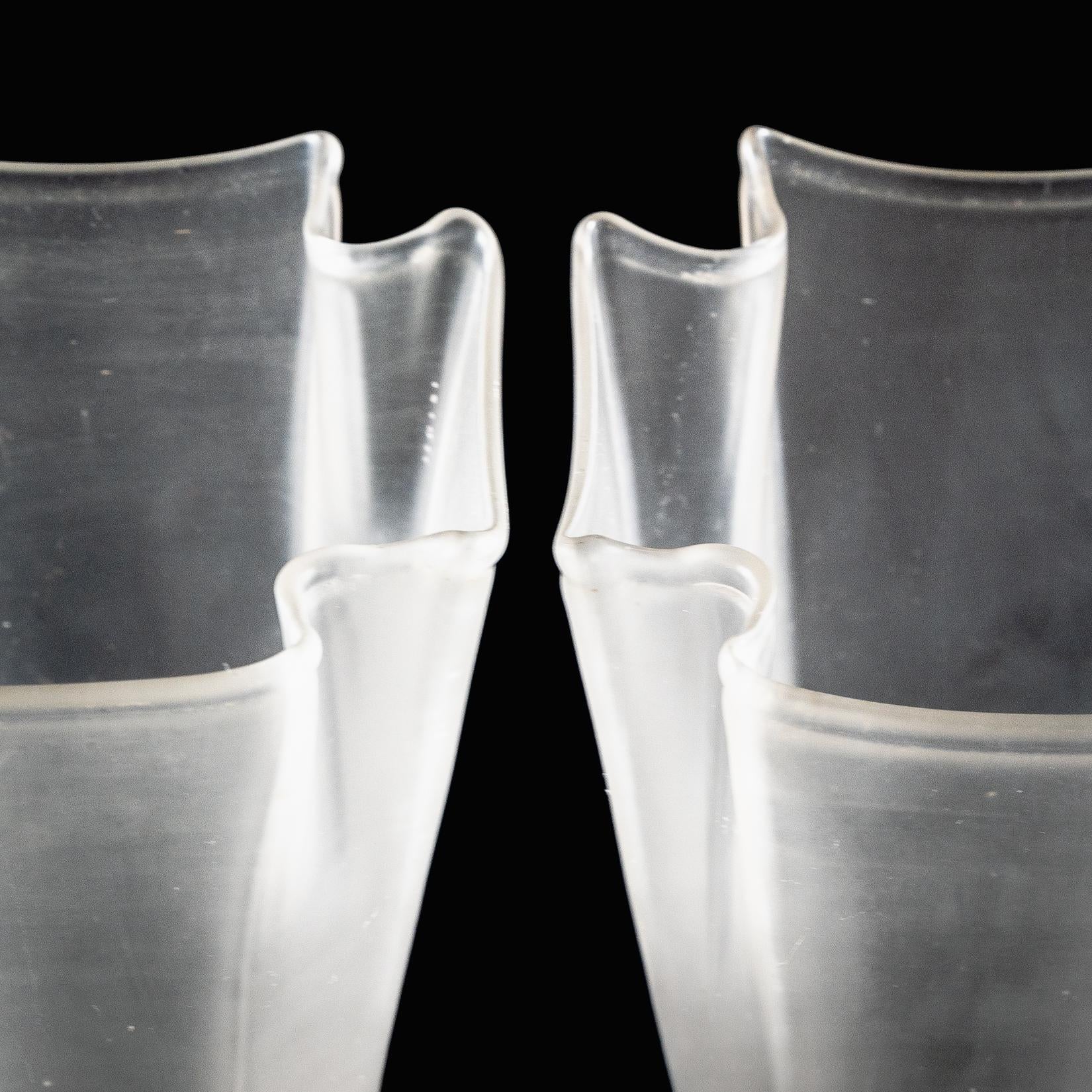 Ein Paar Milchglasschirme mit sanft drapierten und fließenden Rändern im Angebot 6