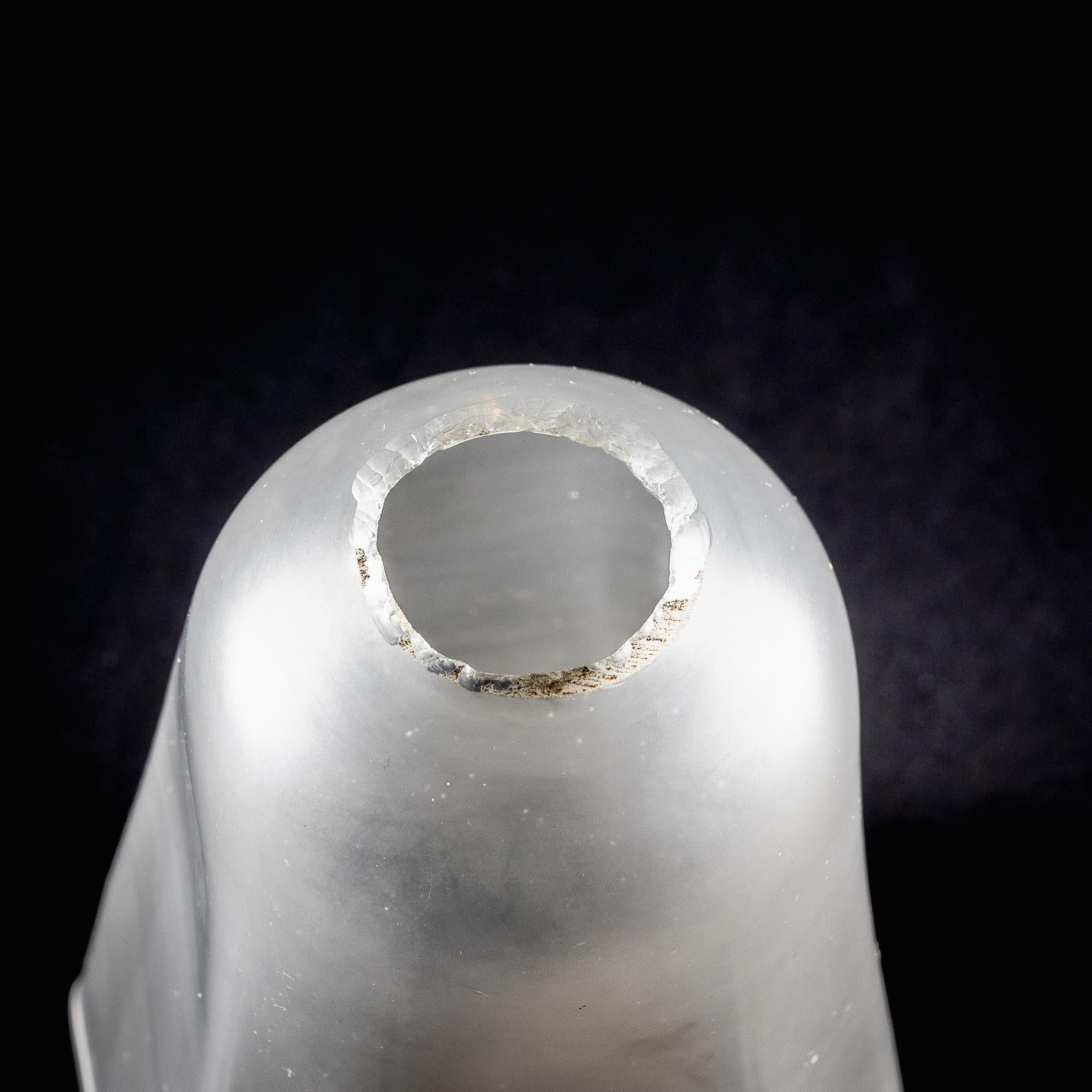 Ein Paar Milchglasschirme mit sanft drapierten und fließenden Rändern im Angebot 10
