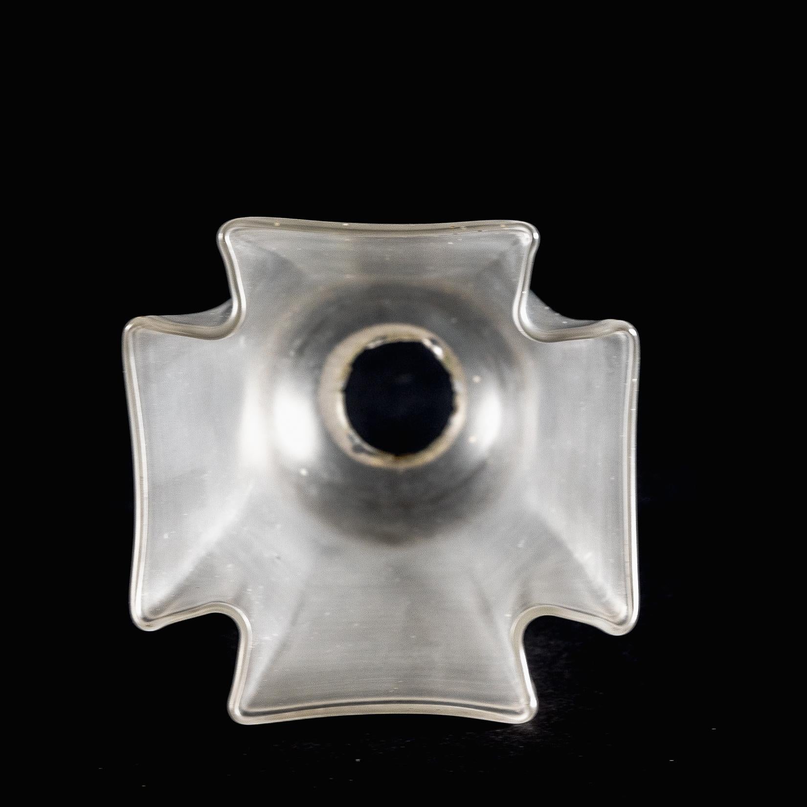 Ein Paar Milchglasschirme mit sanft drapierten und fließenden Rändern im Angebot 12
