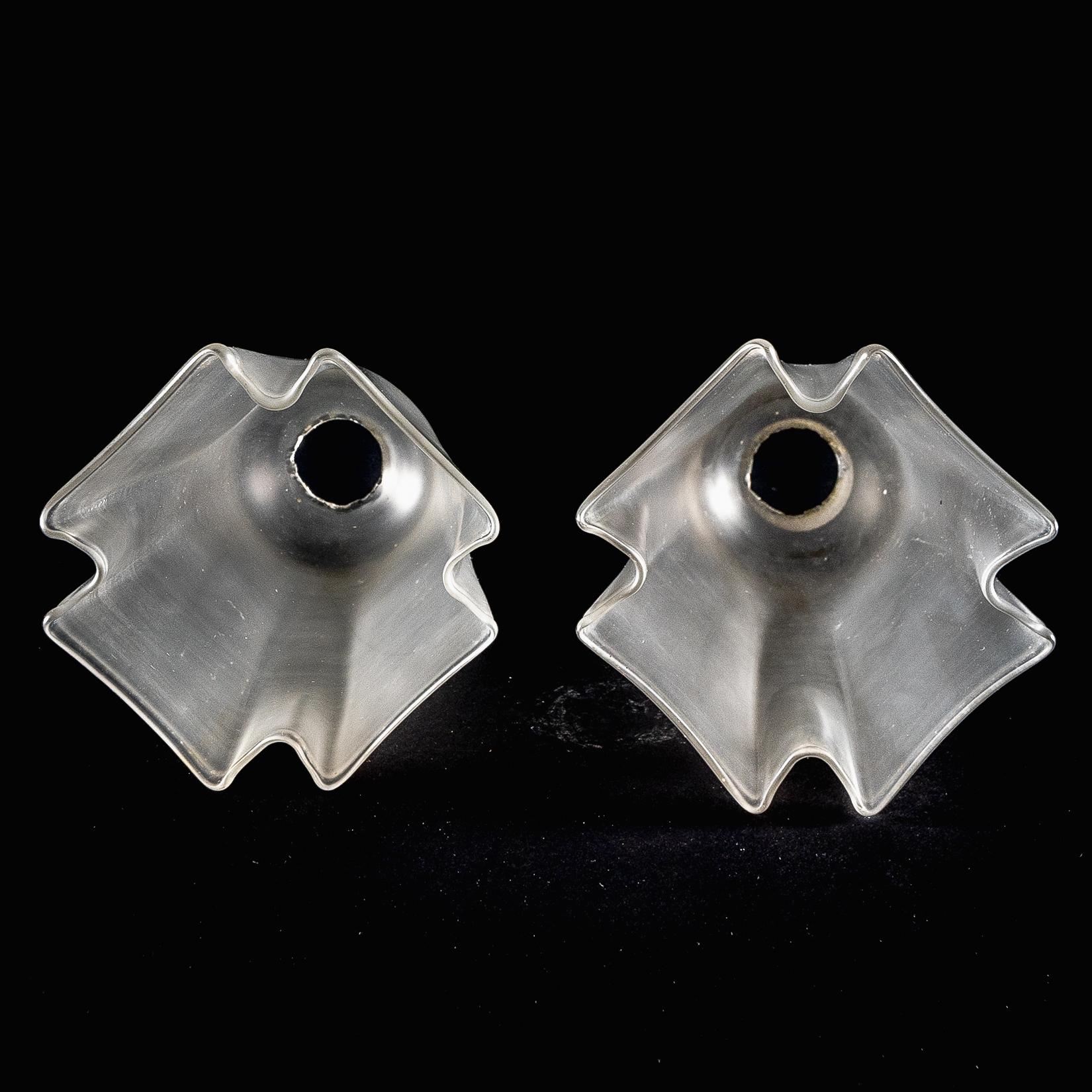 Ein Paar Milchglasschirme mit sanft drapierten und fließenden Rändern (Handgefertigt) im Angebot