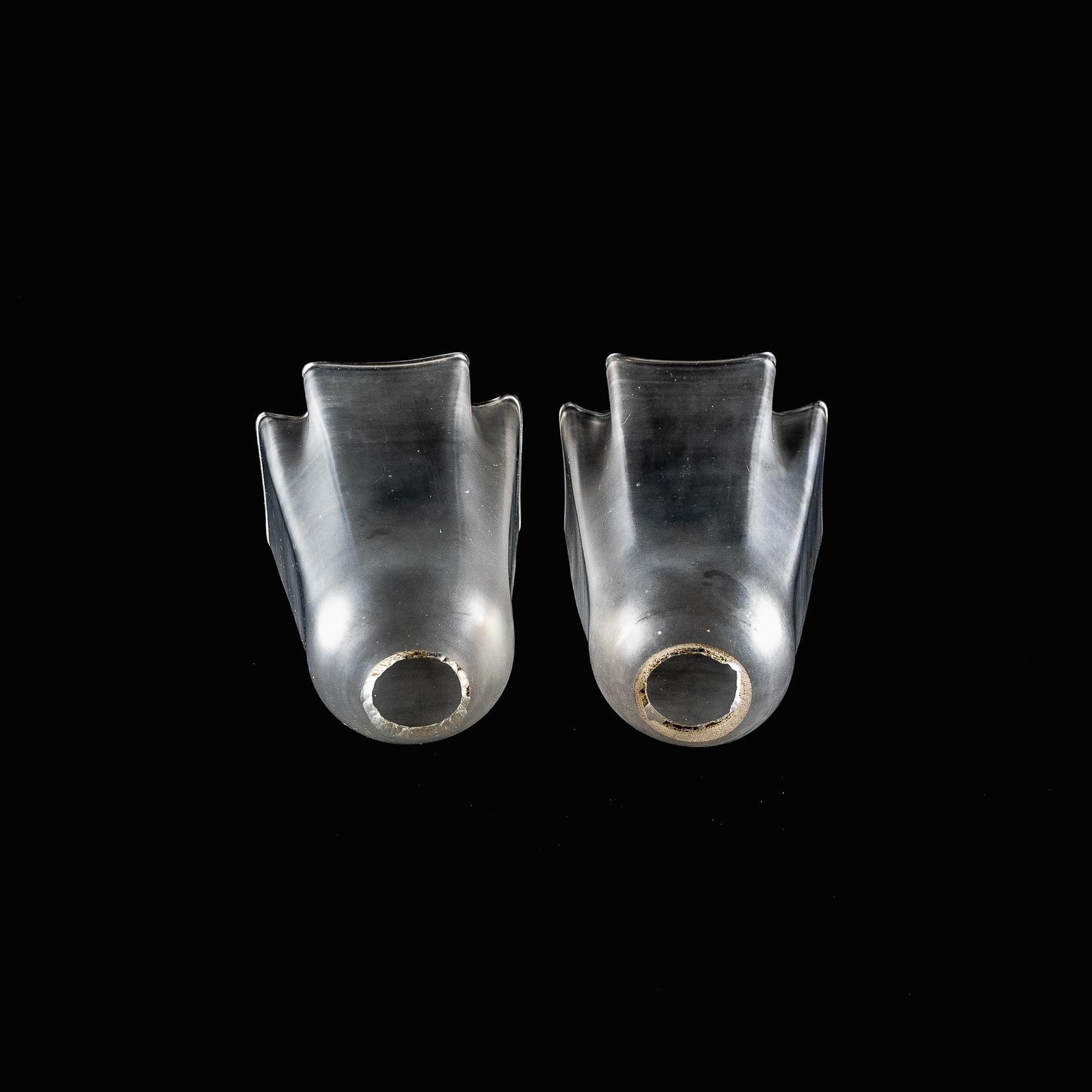 Ein Paar Milchglasschirme mit sanft drapierten und fließenden Rändern (Uranglas) im Angebot