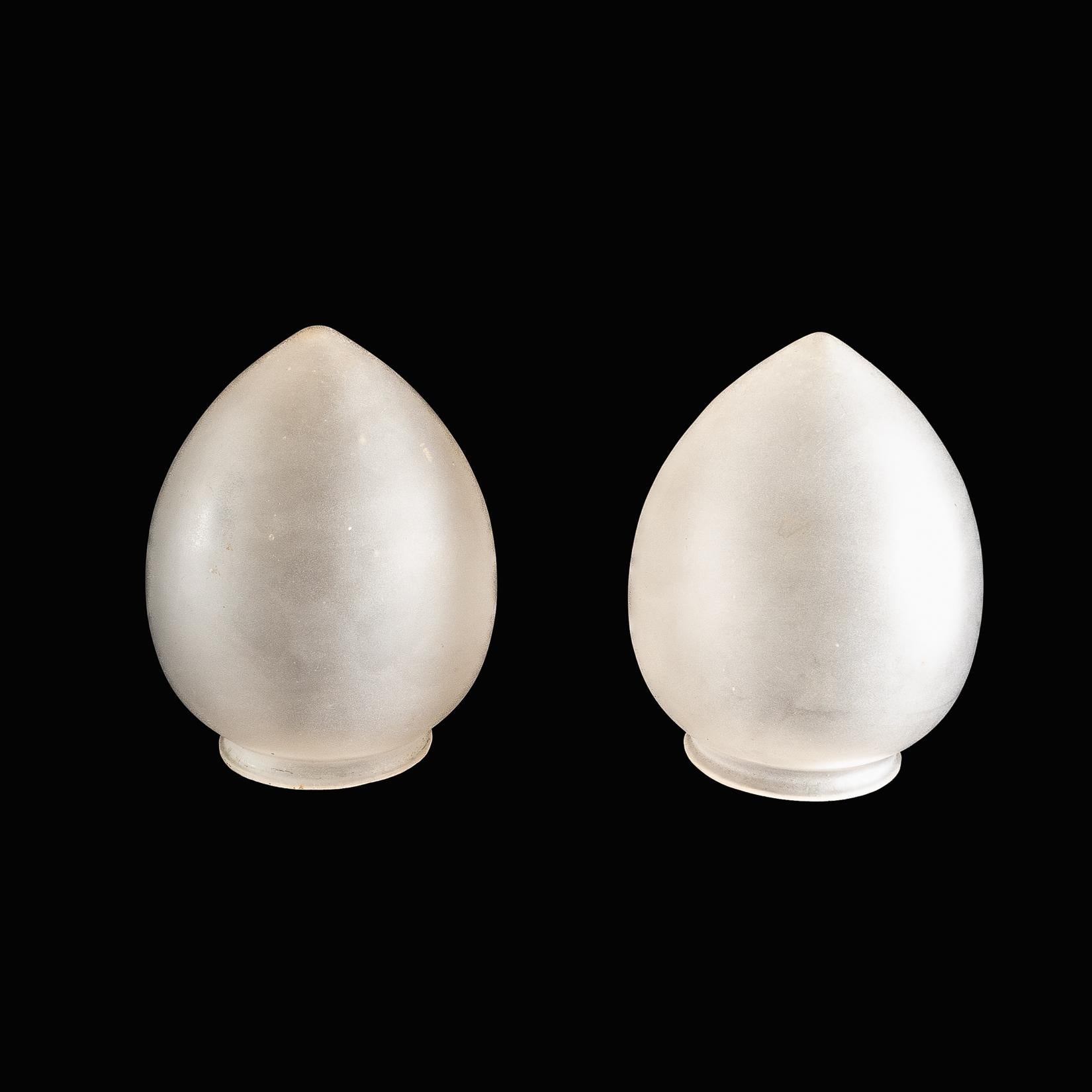 Un paio di paralumi in vetro smerigliato
Con una finitura morbida e una forma a goccia, questi paralumi sono pensati per la galleria o per il foro del paralume.
Diametro: 8.5cm/3.35
