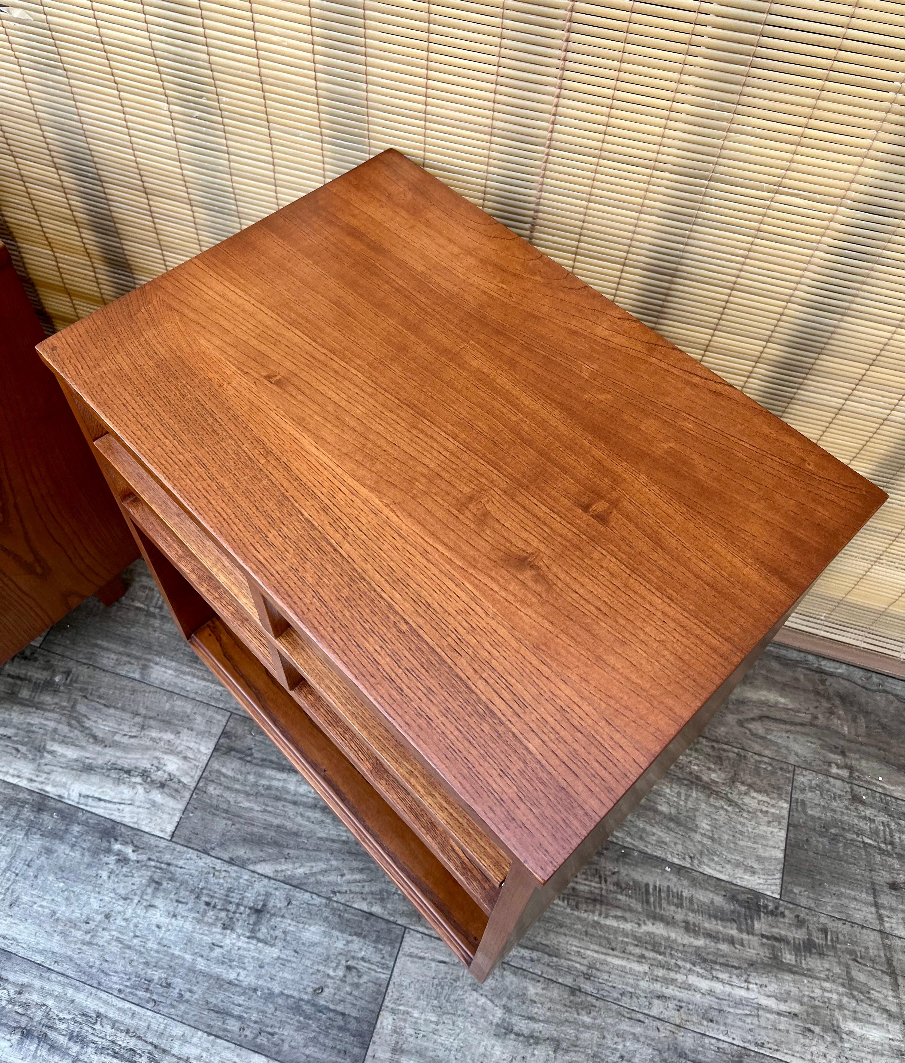 A Pair of Fully Refinished Mid Century Modern Nightstands. Circa 1960s For Sale 7