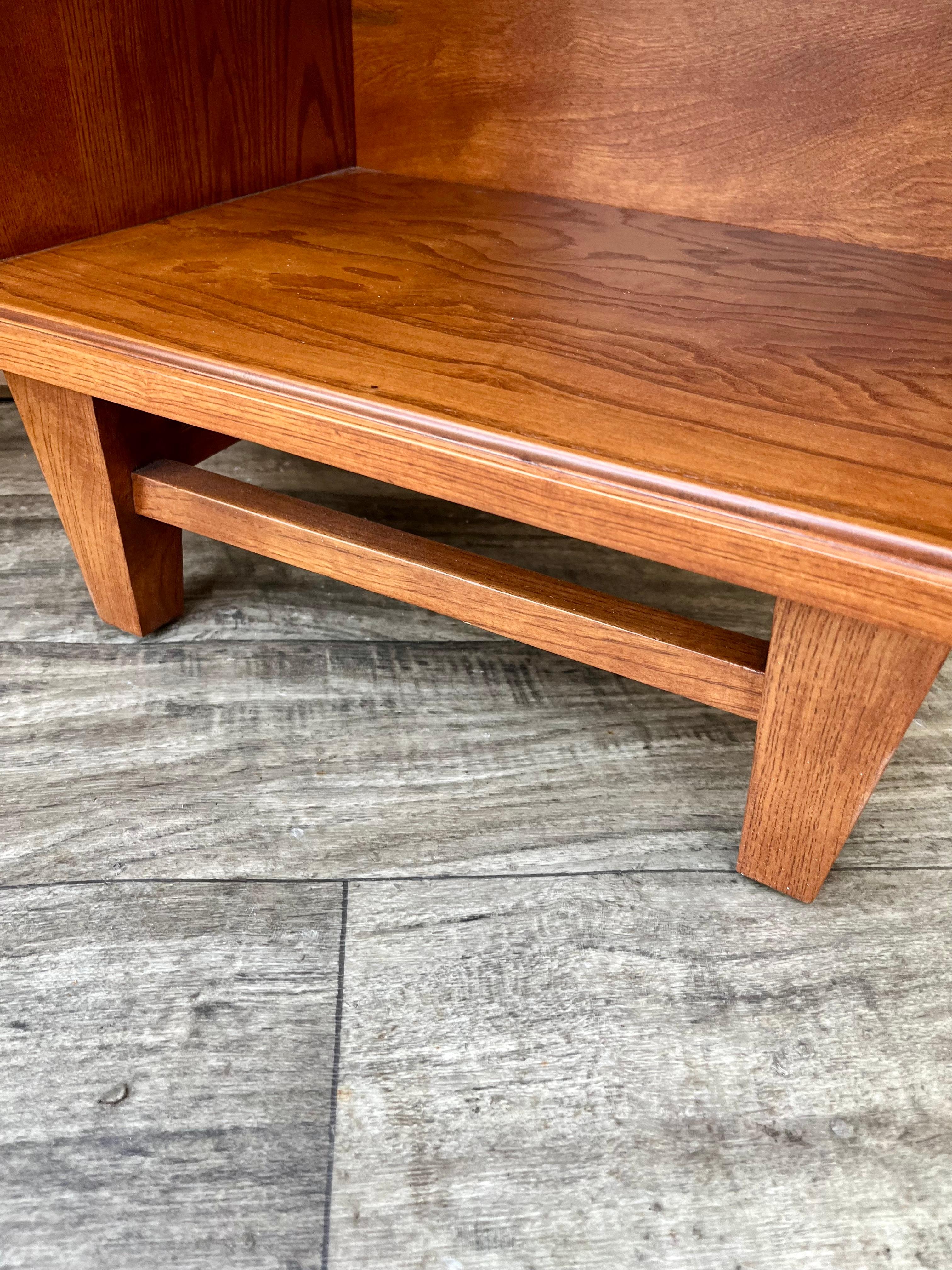 A Pair of Fully Refinished Mid Century Modern Nightstands. Circa 1960s For Sale 11