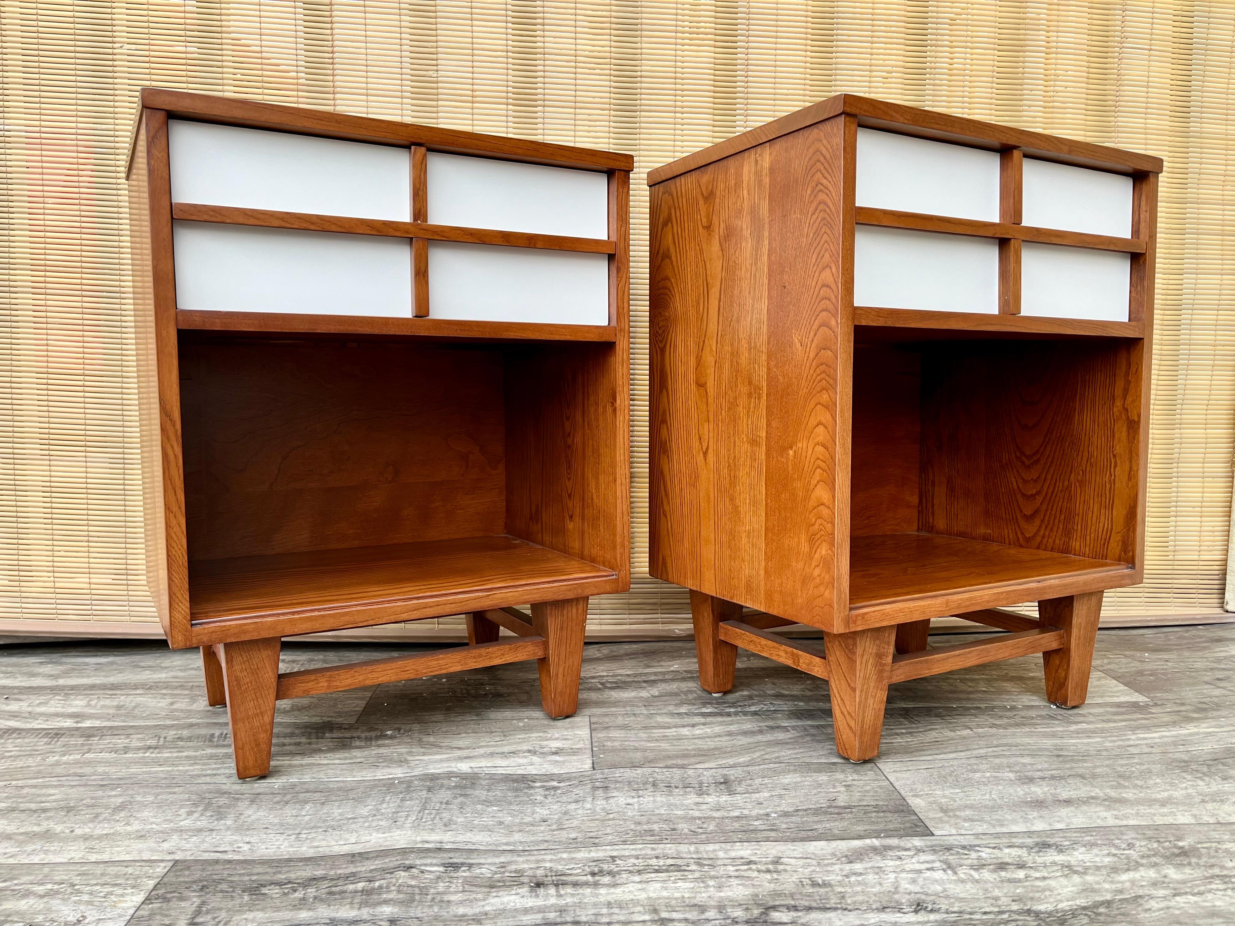 A Pair of Fully Refinished Mid Century Modern Nightstands. Circa 1960s In Good Condition For Sale In Miami, FL