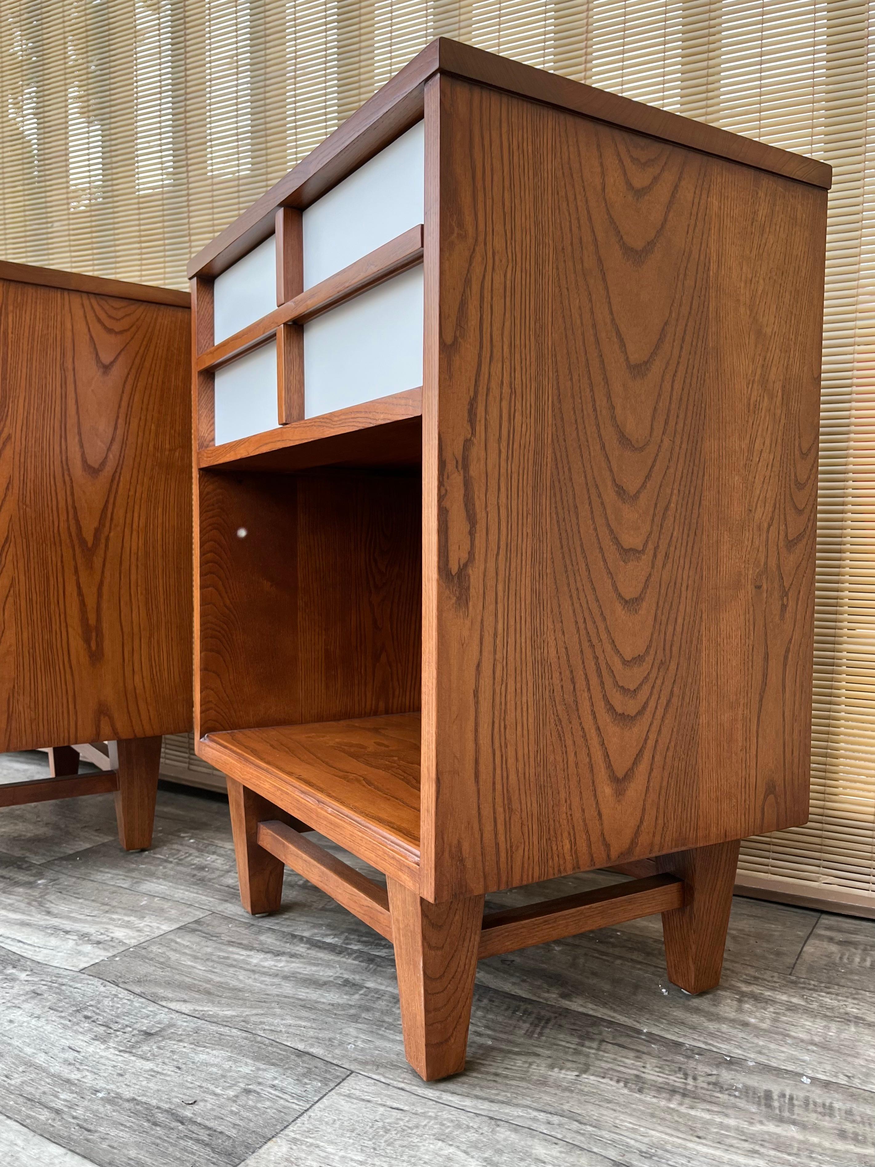 A Pair of Fully Refinished Mid Century Modern Nightstands. Circa 1960s For Sale 2