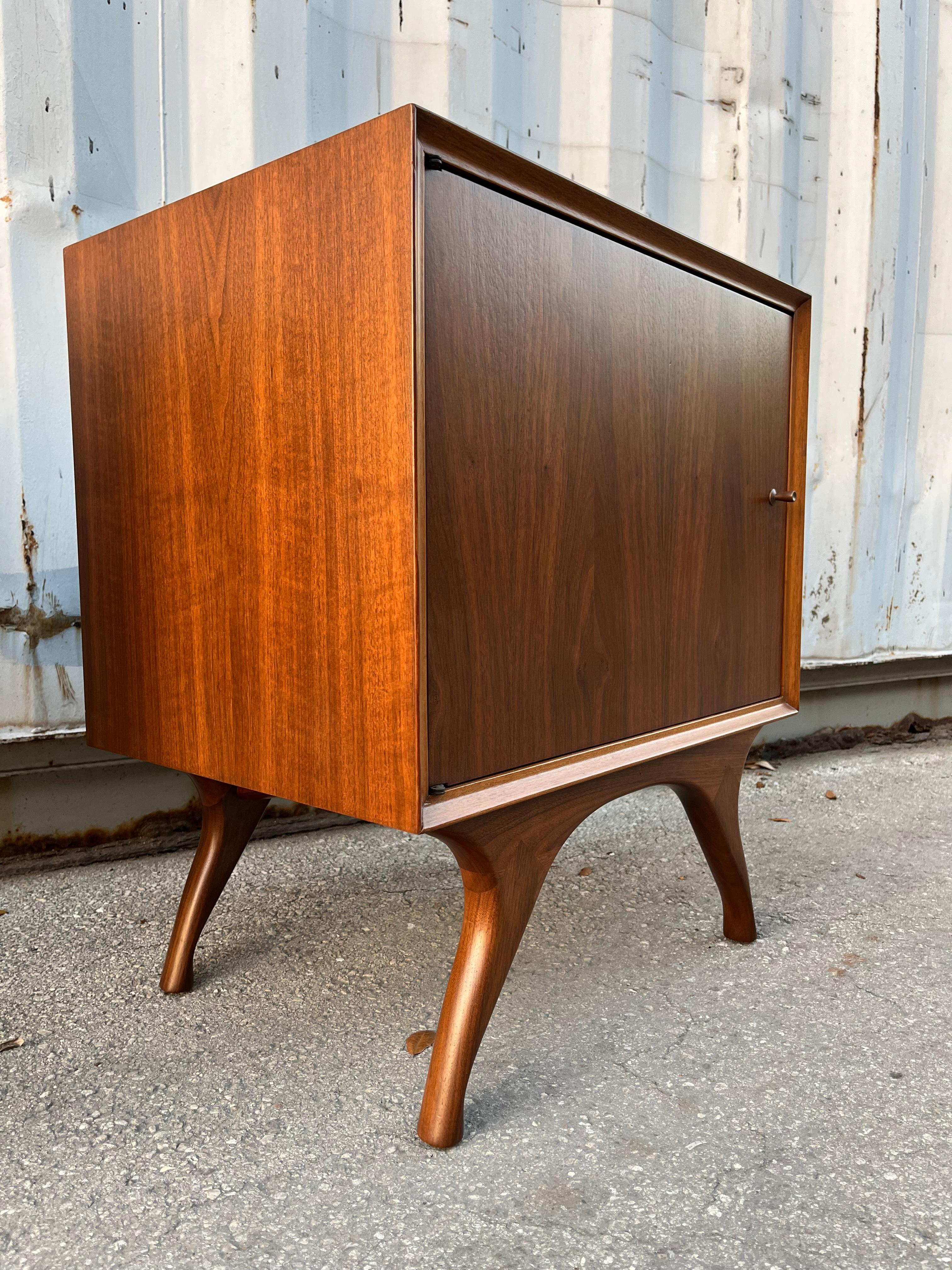 Ein Paar vollständig neu lackierte Mid-Century-Modern-Nachttische mit Skulpturen. Circa 1960er Jahre im Angebot 4