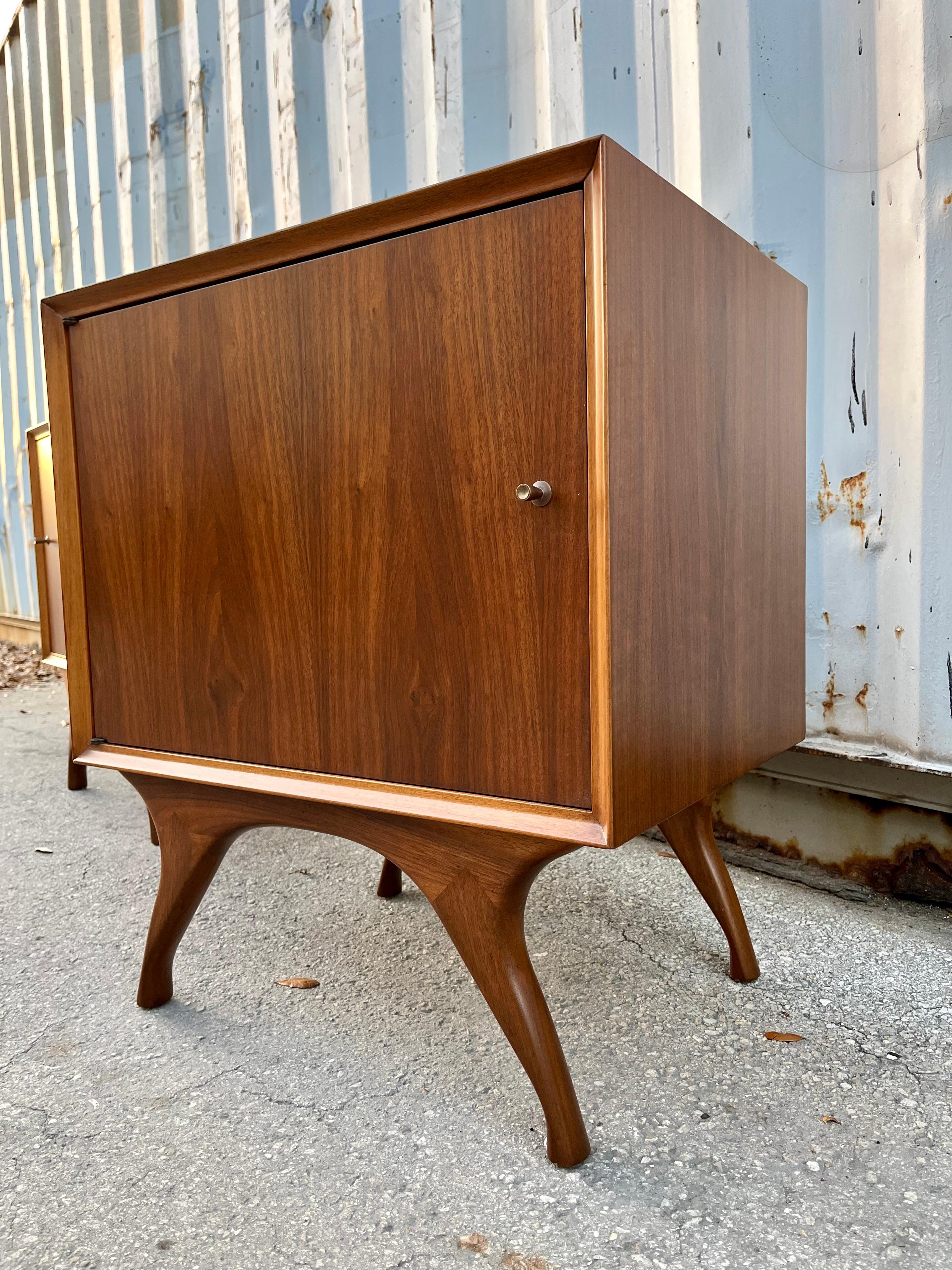 Ein Paar vollständig neu lackierte Mid-Century-Modern-Nachttische mit Skulpturen. Circa 1960er Jahre im Angebot 6