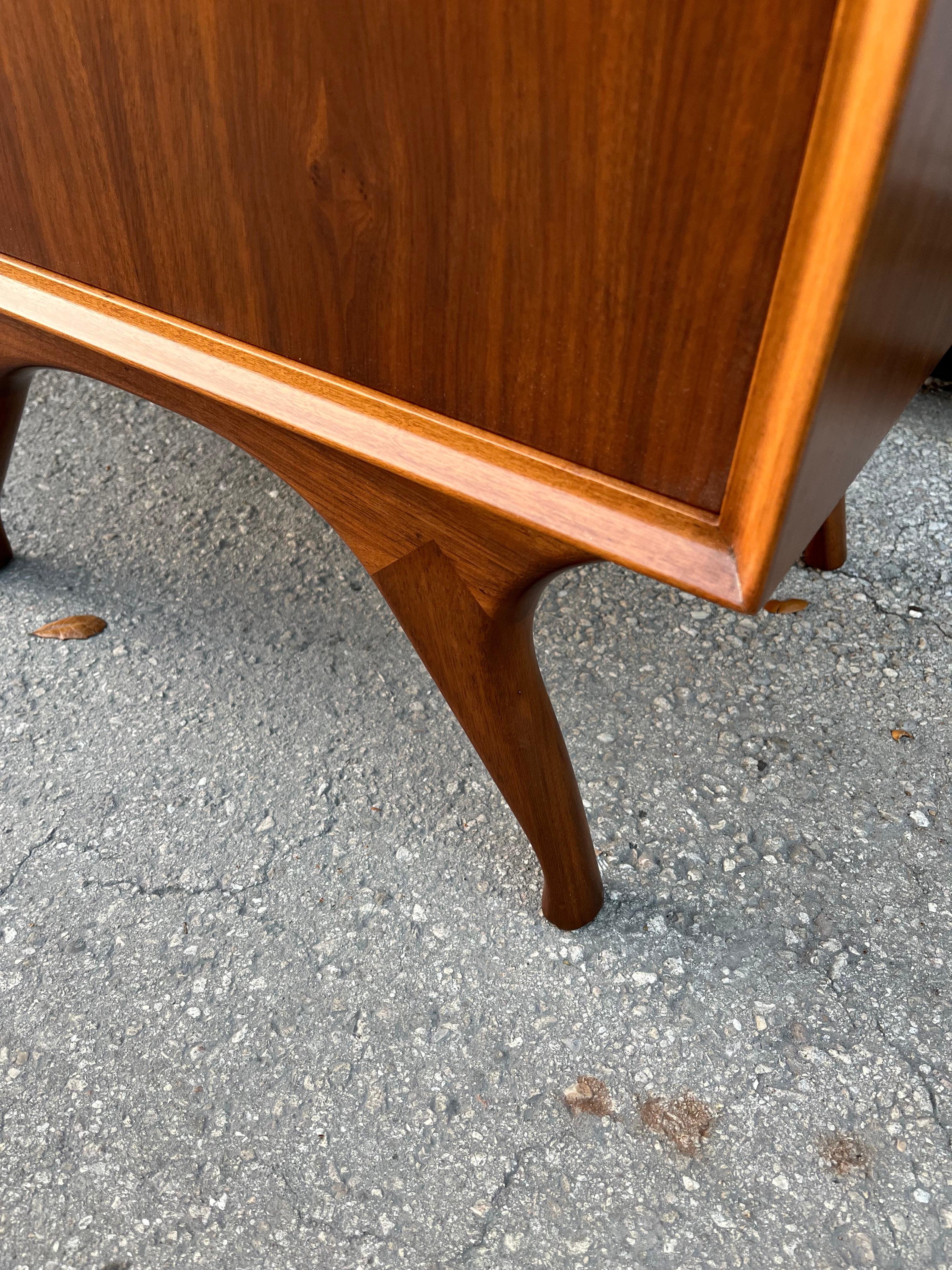 Ein Paar vollständig neu lackierte Mid-Century-Modern-Nachttische mit Skulpturen. Circa 1960er Jahre im Angebot 7