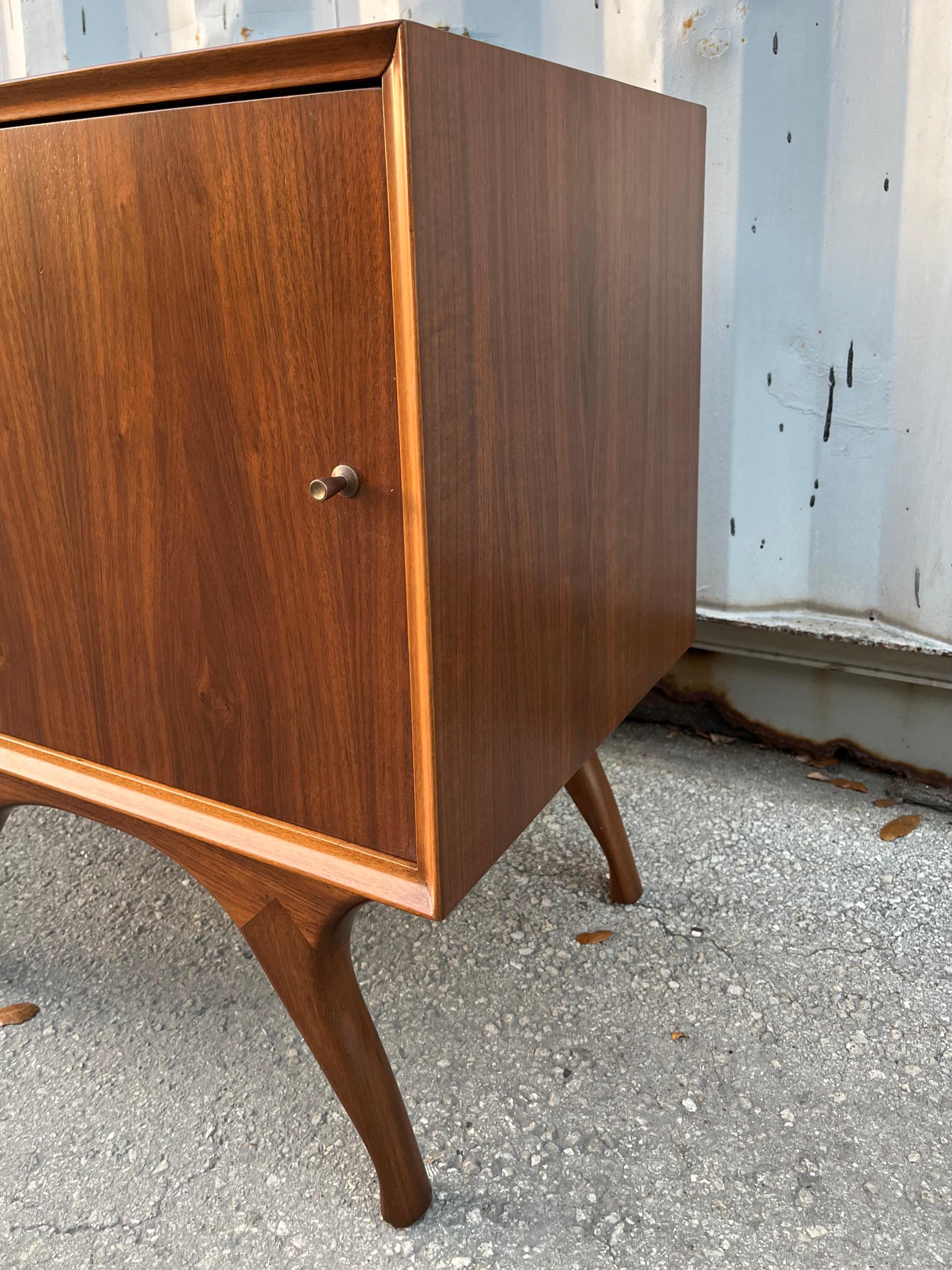 Ein Paar vollständig neu lackierte Mid-Century-Modern-Nachttische mit Skulpturen. Circa 1960er Jahre im Angebot 8