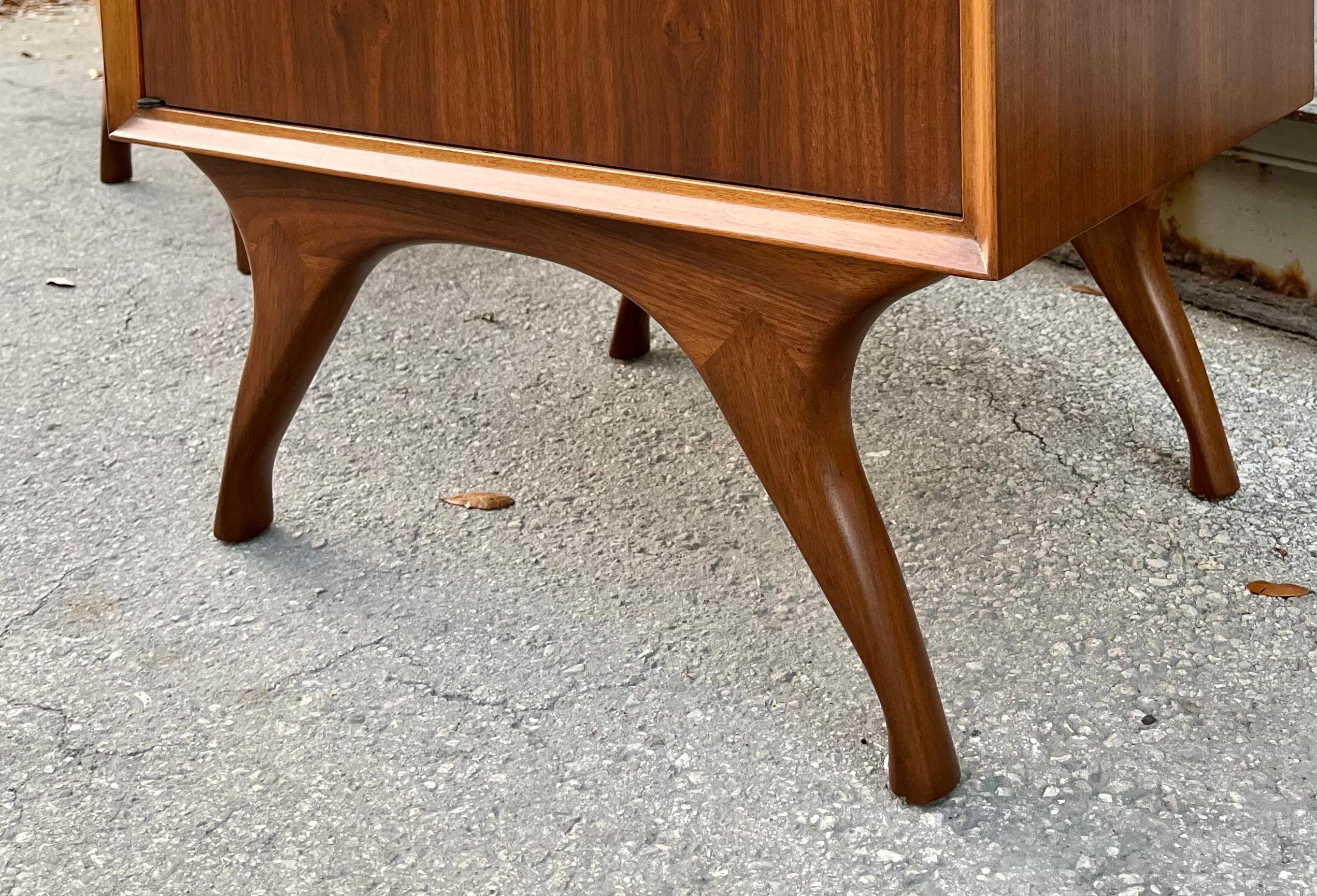 Ein Paar vollständig neu lackierte Mid-Century-Modern-Nachttische mit Skulpturen. Circa 1960er Jahre im Angebot 9