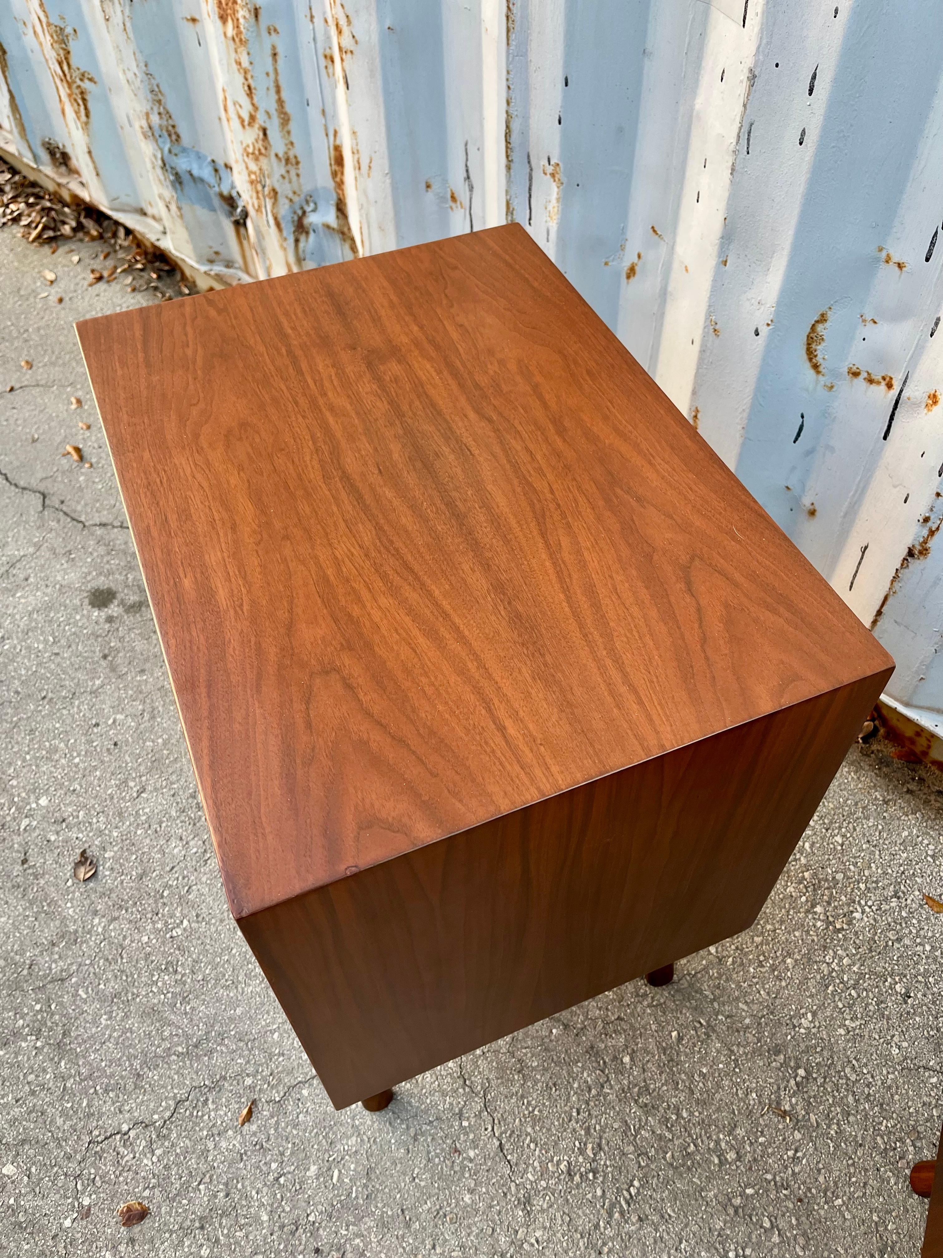 Ein Paar vollständig neu lackierte Mid-Century-Modern-Nachttische mit Skulpturen. Circa 1960er Jahre im Angebot 11