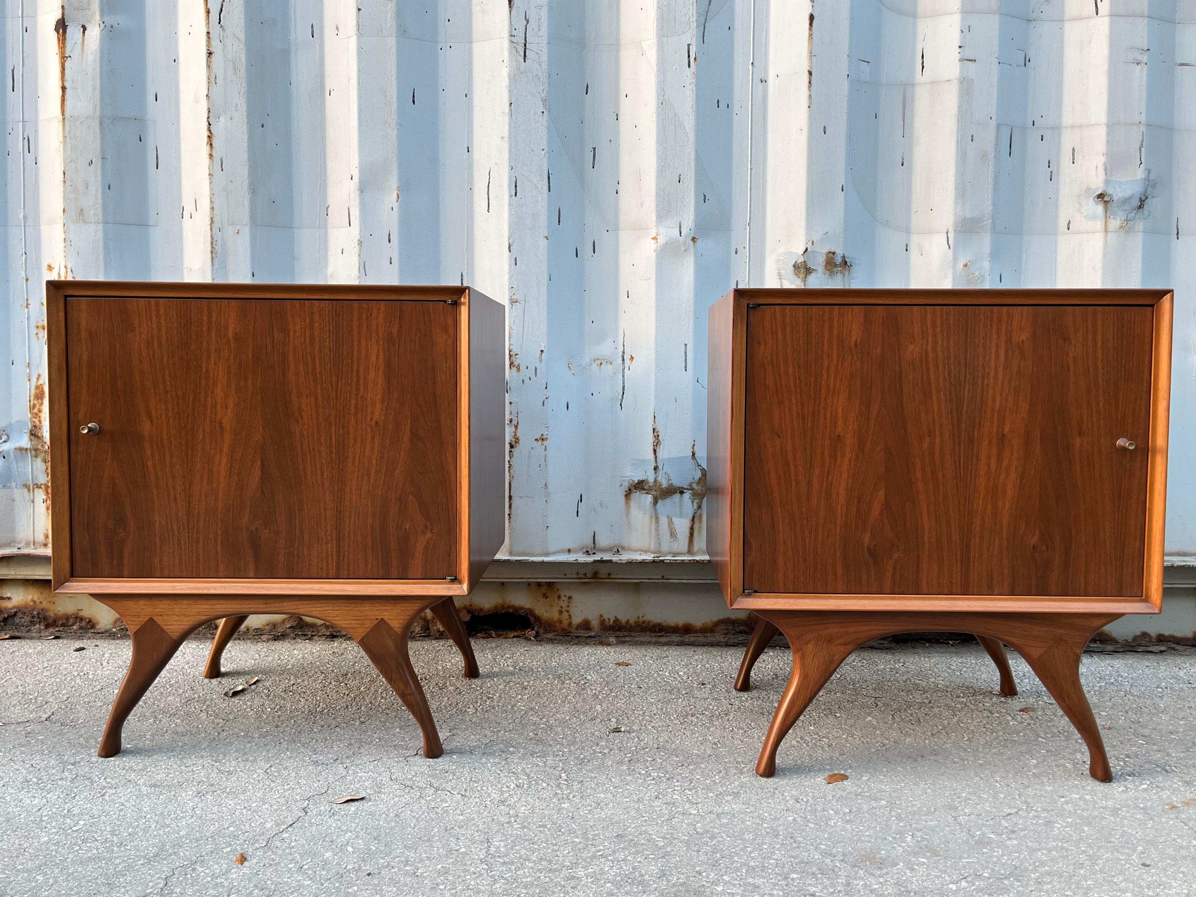 Ein Paar vollständig neu lackierte Mid-Century-Modern-Nachttische mit Skulpturen. Circa 1960er Jahre
Er hat ein wunderschönes Mid-Century-Modern-Design mit geschwungenen Beinen und einer herrlichen Walnussholzmaserung,  verstellbare Einlegeböden und