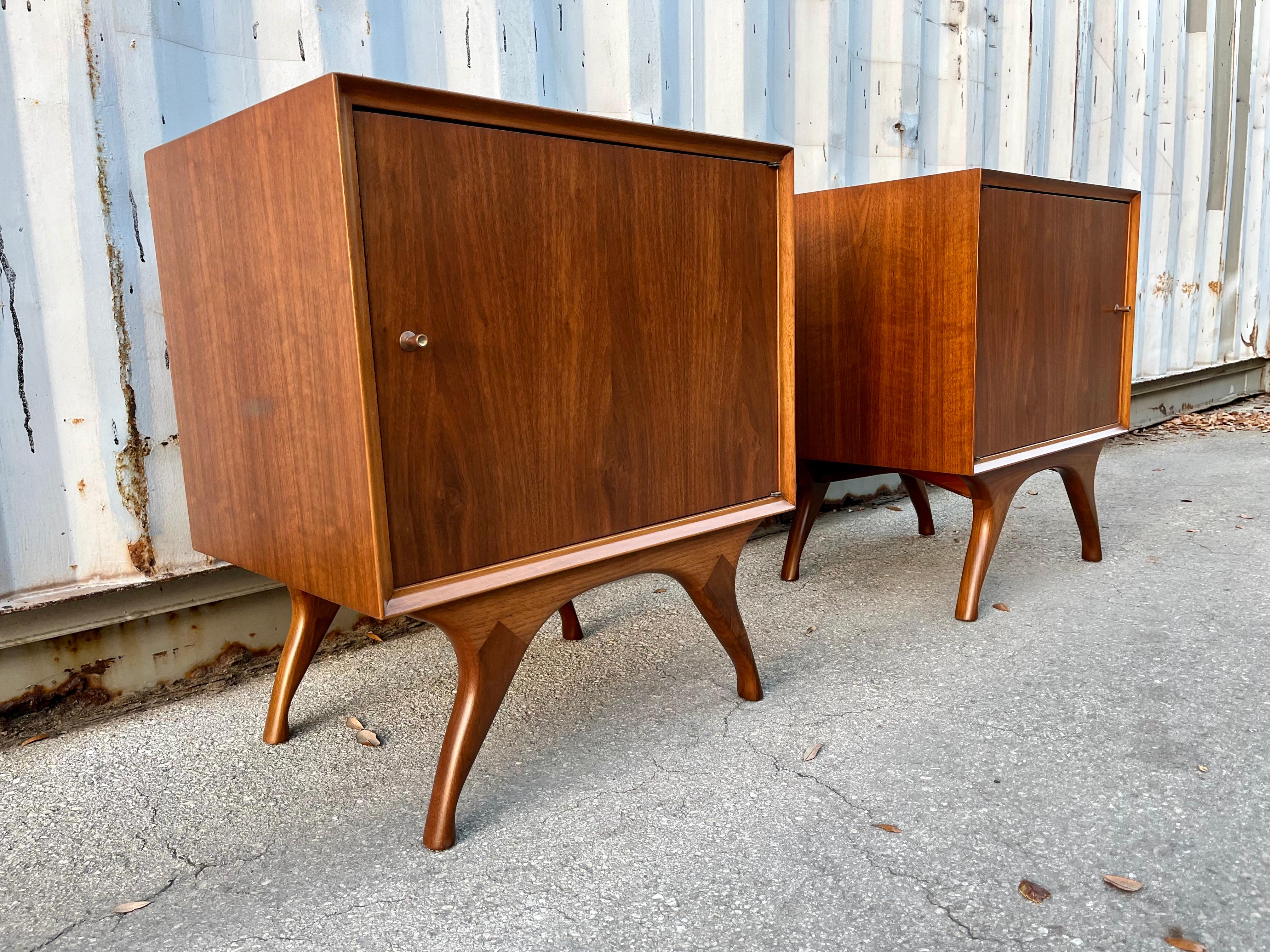Ein Paar vollständig neu lackierte Mid-Century-Modern-Nachttische mit Skulpturen. Circa 1960er Jahre (Furnier) im Angebot