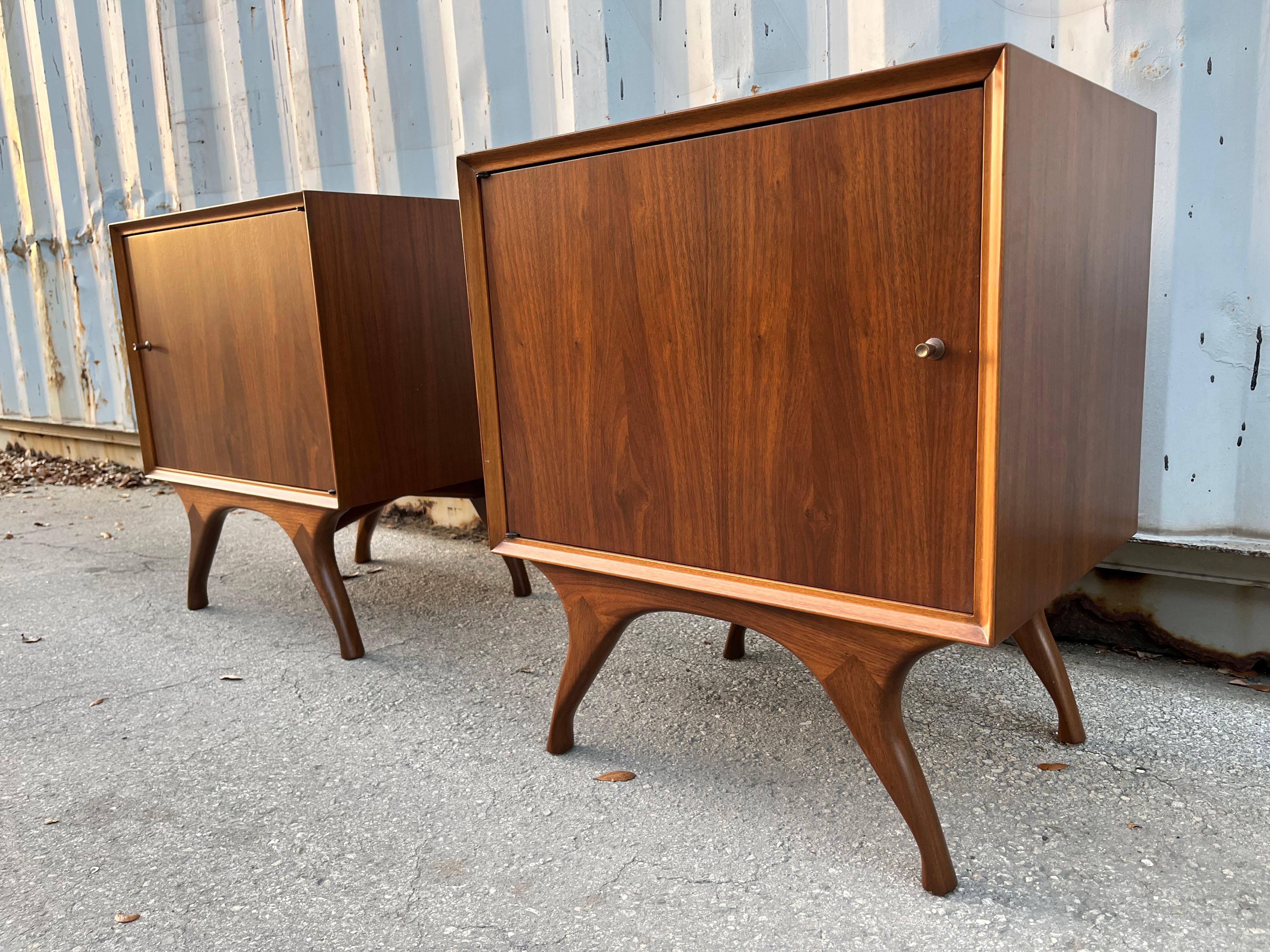 Ein Paar vollständig neu lackierte Mid-Century-Modern-Nachttische mit Skulpturen. Circa 1960er Jahre im Zustand „Gut“ im Angebot in Miami, FL