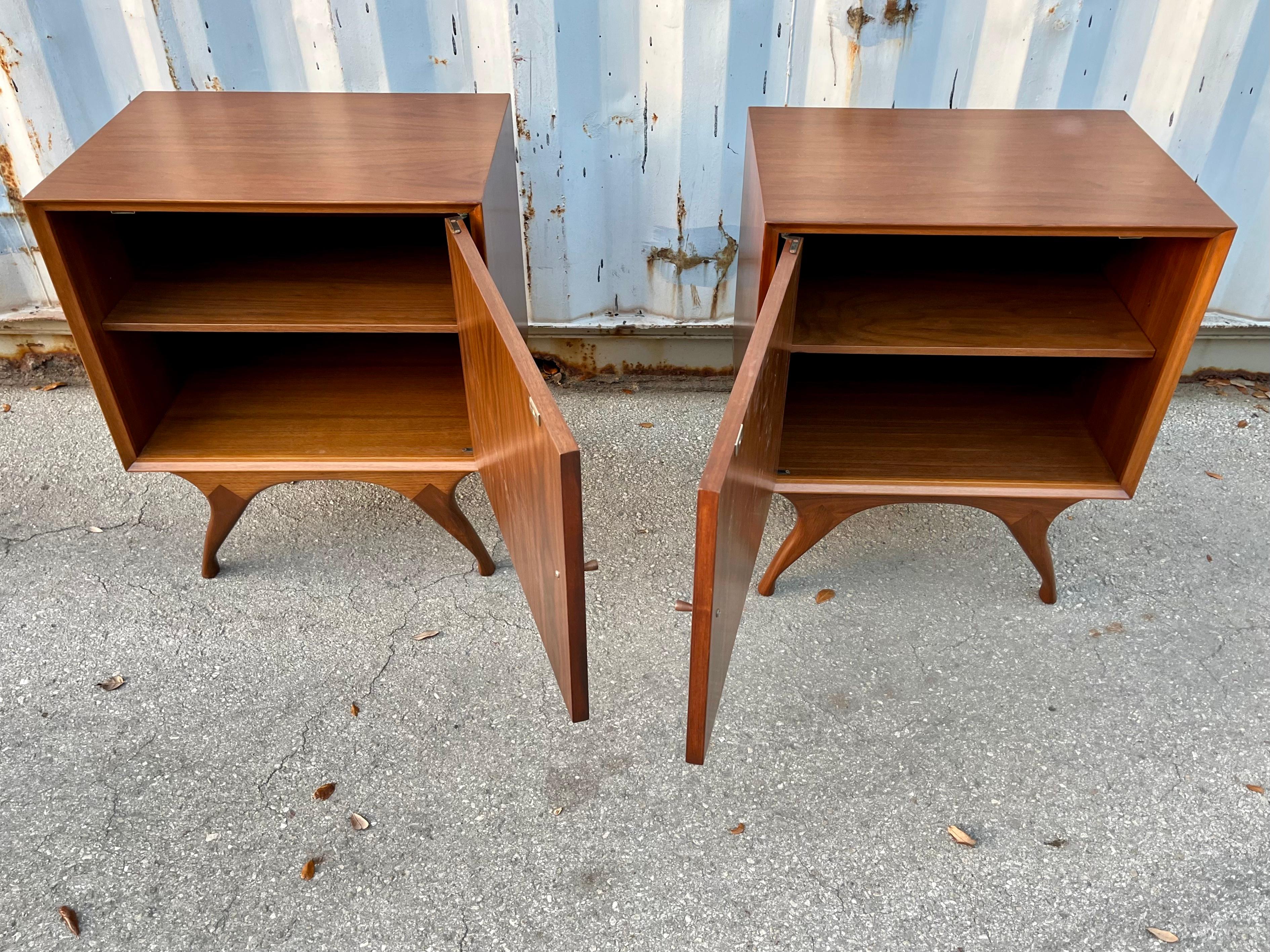 Ein Paar vollständig neu lackierte Mid-Century-Modern-Nachttische mit Skulpturen. Circa 1960er Jahre (Mitte des 20. Jahrhunderts) im Angebot