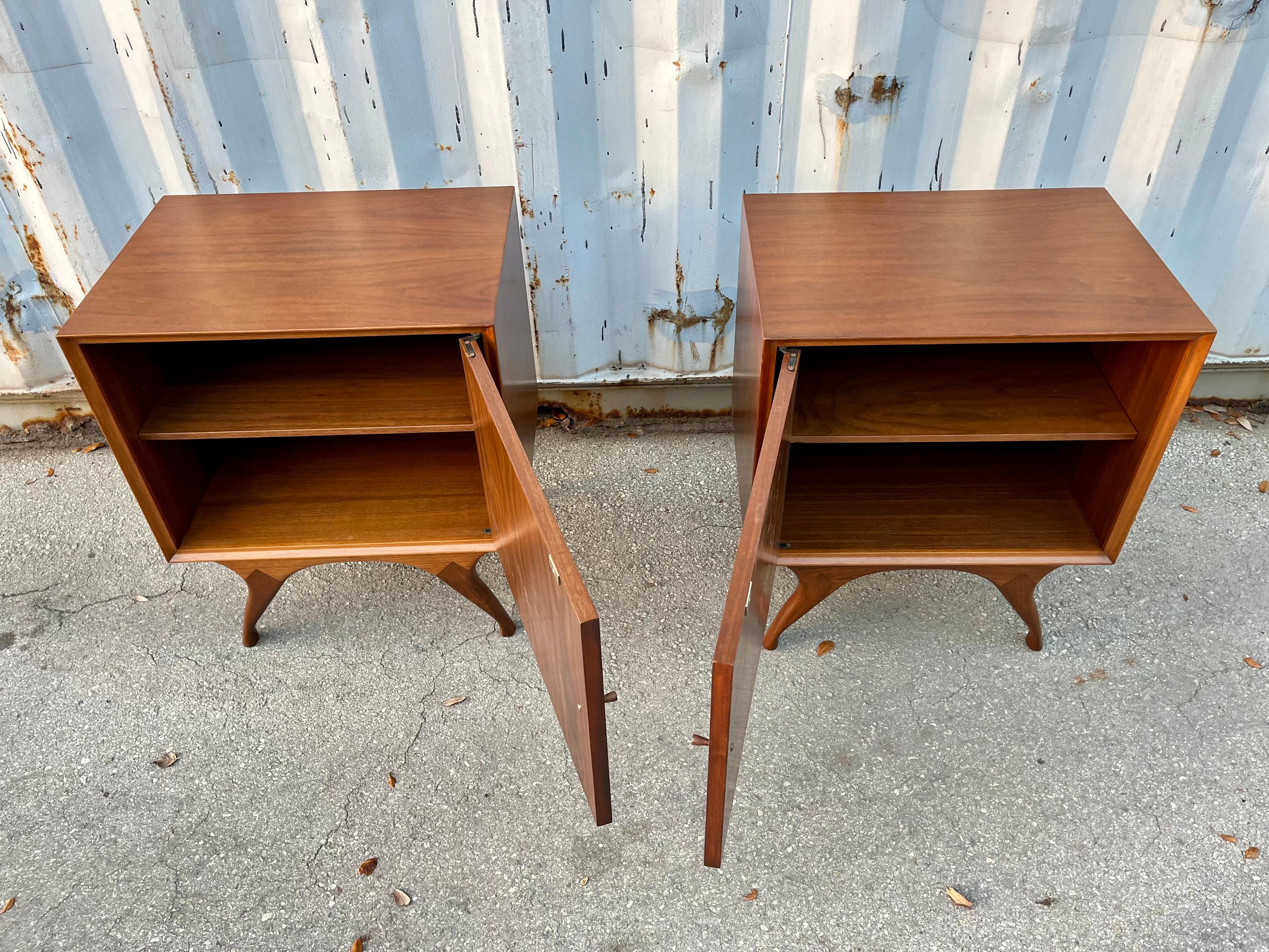 Ein Paar vollständig neu lackierte Mid-Century-Modern-Nachttische mit Skulpturen. Circa 1960er Jahre (Walnuss) im Angebot