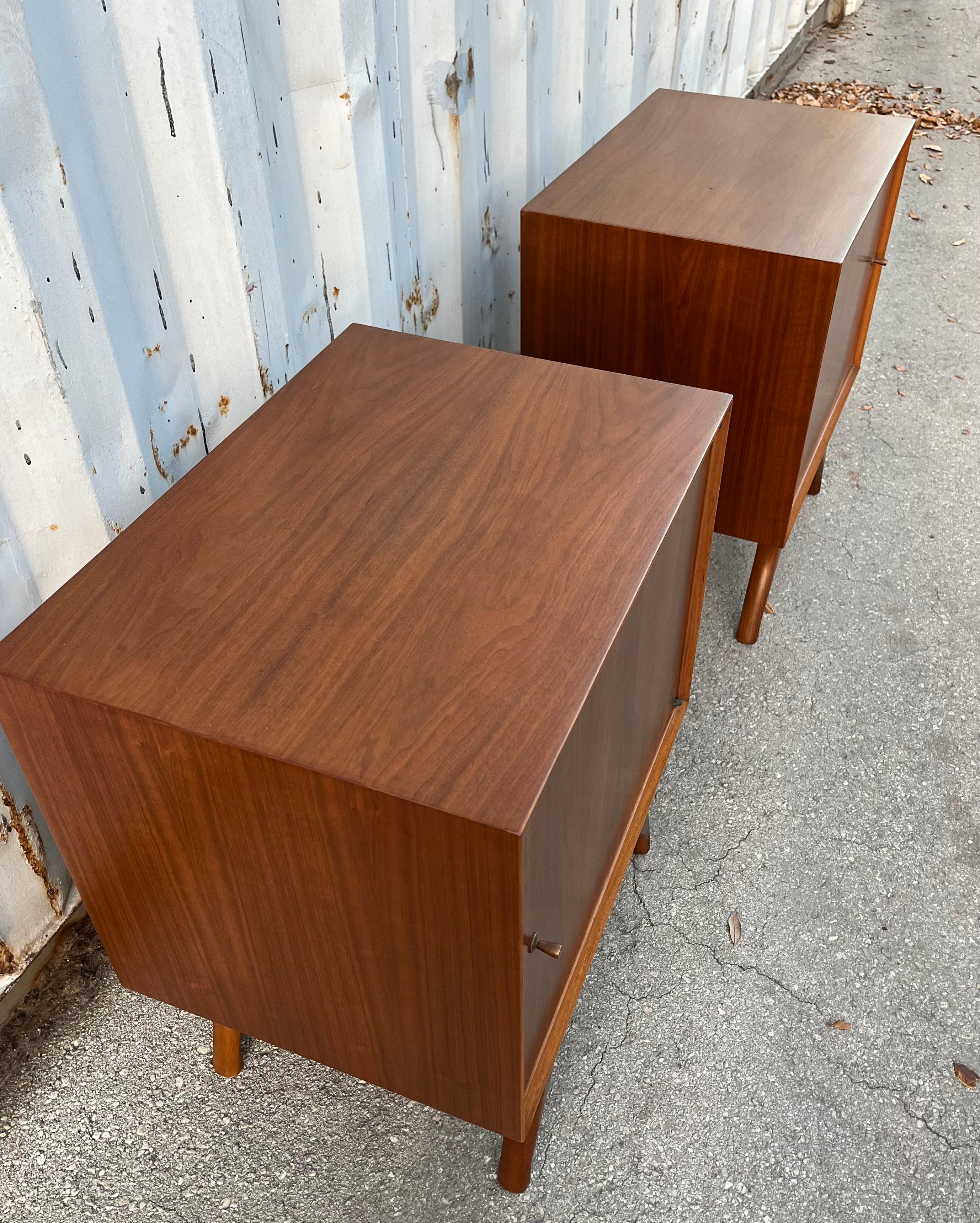 Ein Paar vollständig neu lackierte Mid-Century-Modern-Nachttische mit Skulpturen. Circa 1960er Jahre im Angebot 1