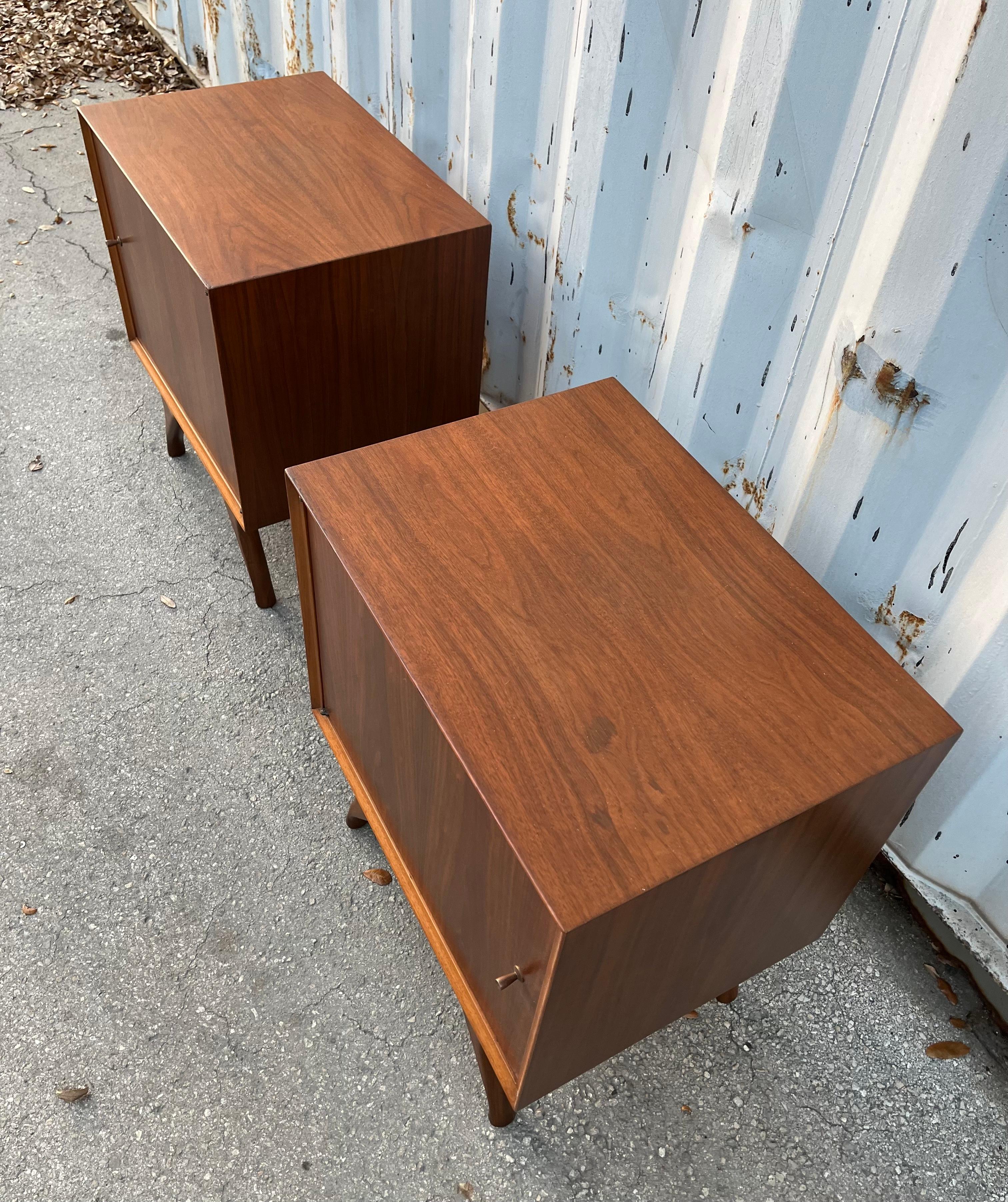 Ein Paar vollständig neu lackierte Mid-Century-Modern-Nachttische mit Skulpturen. Circa 1960er Jahre im Angebot 2