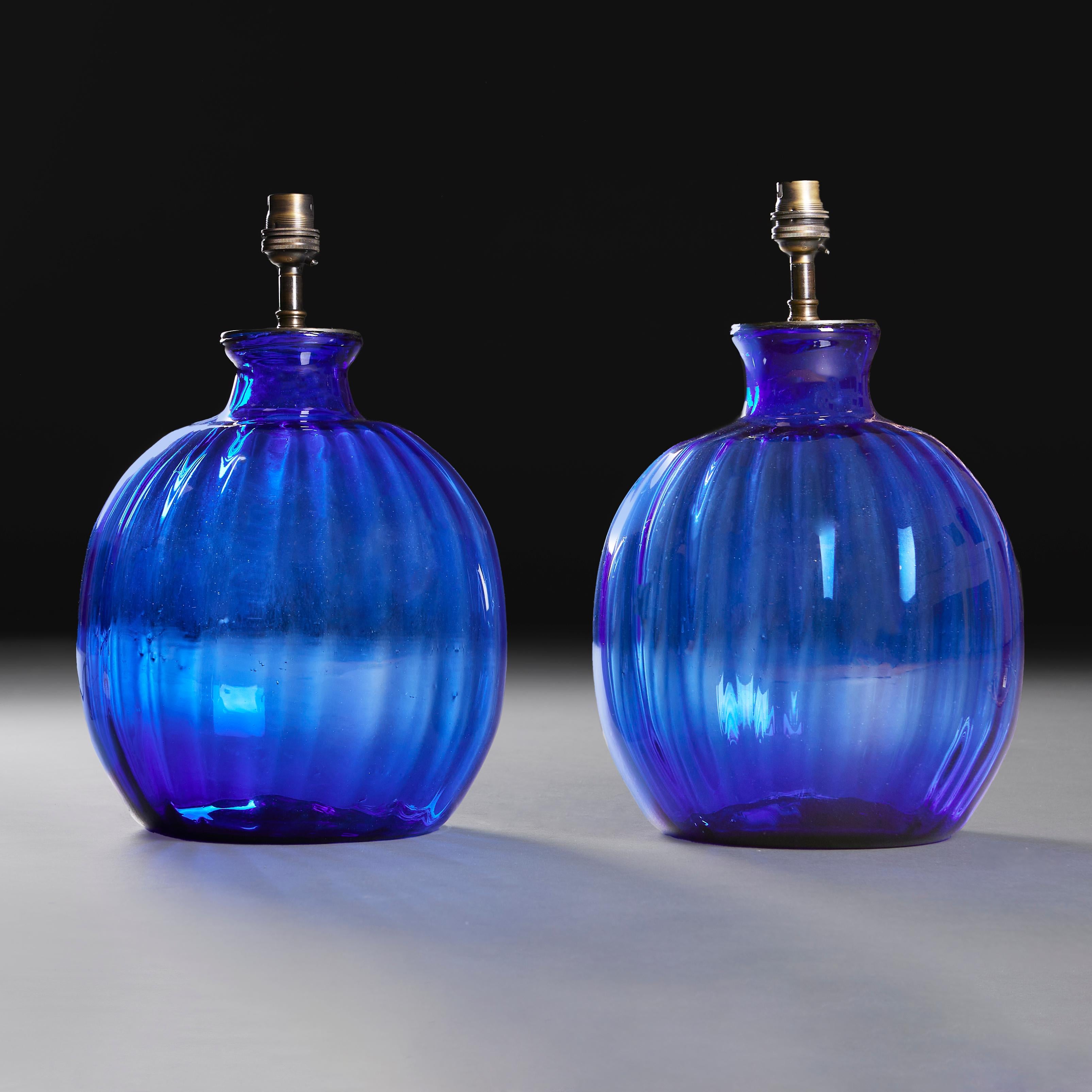 Paar Gadroon-Lampen aus blauem Glas mit Gadroon-Muster (Französisch) im Angebot