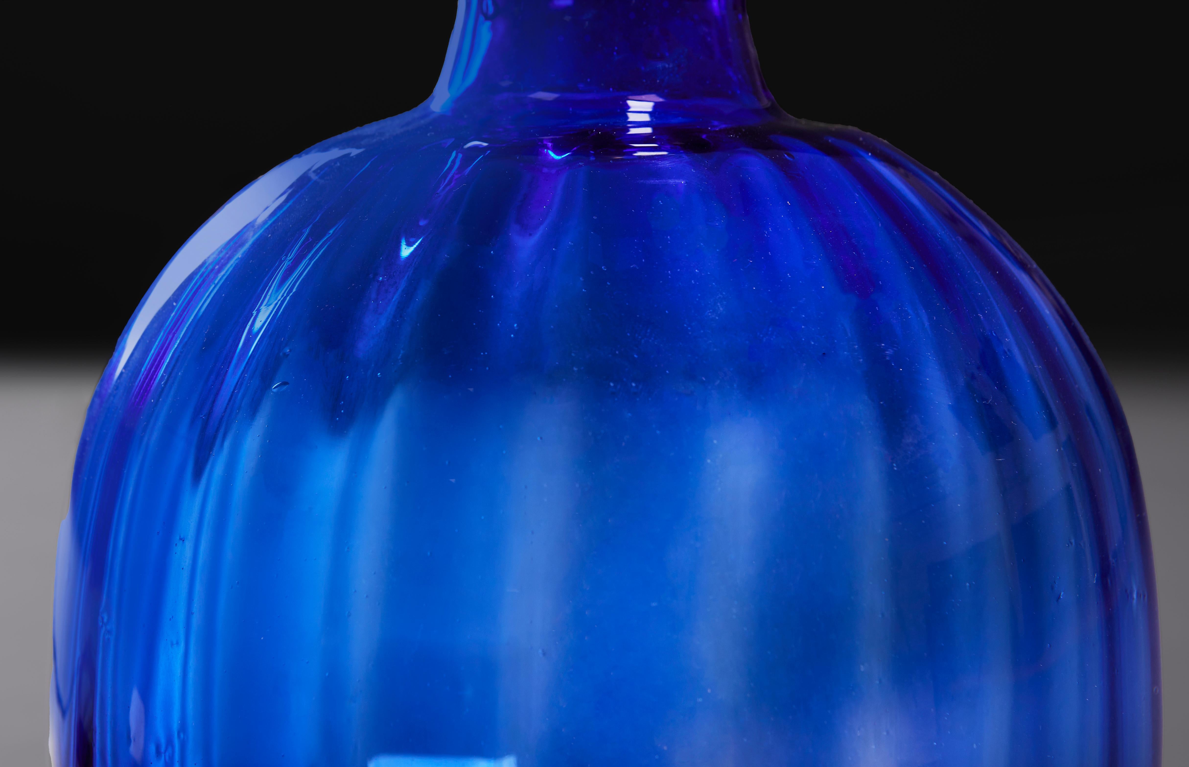 Paar Gadroon-Lampen aus blauem Glas mit Gadroon-Muster im Zustand „Gut“ im Angebot in London, GB