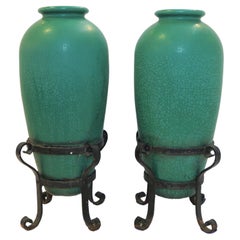 Ein Paar Galloway-Keramik-Urnen mit Craquelé-Glasurnen und Eisenständern