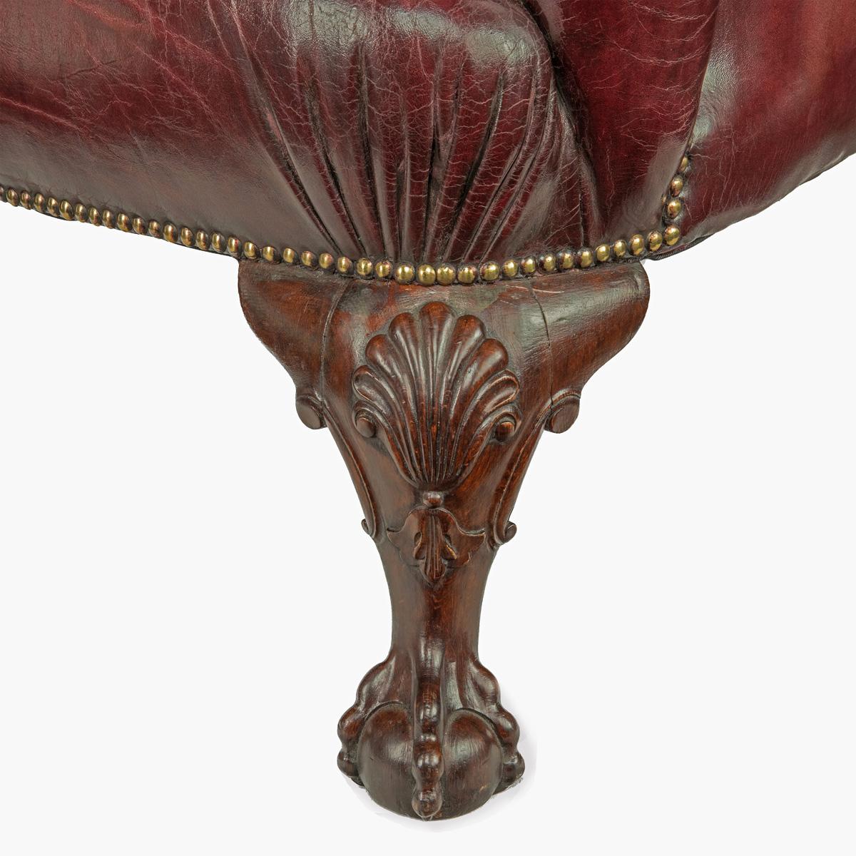 Milieu du XXe siècle Paire de généreux fauteuils à oreilles en acajou avec des genoux sculptés en forme de coquillages en vente