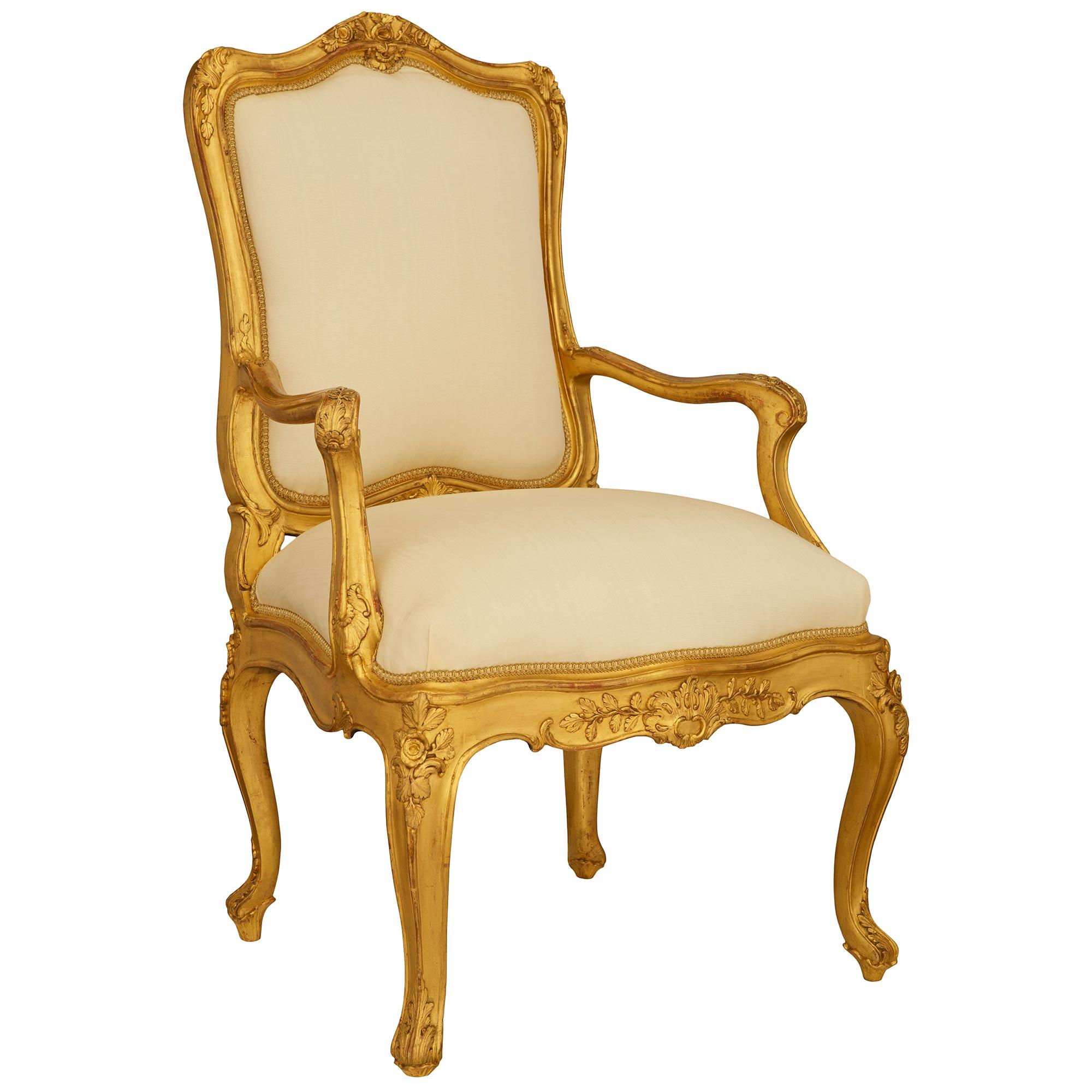 italien Paire de fauteuils génois du XIXe siècle en bois doré de style Louis XV en vente