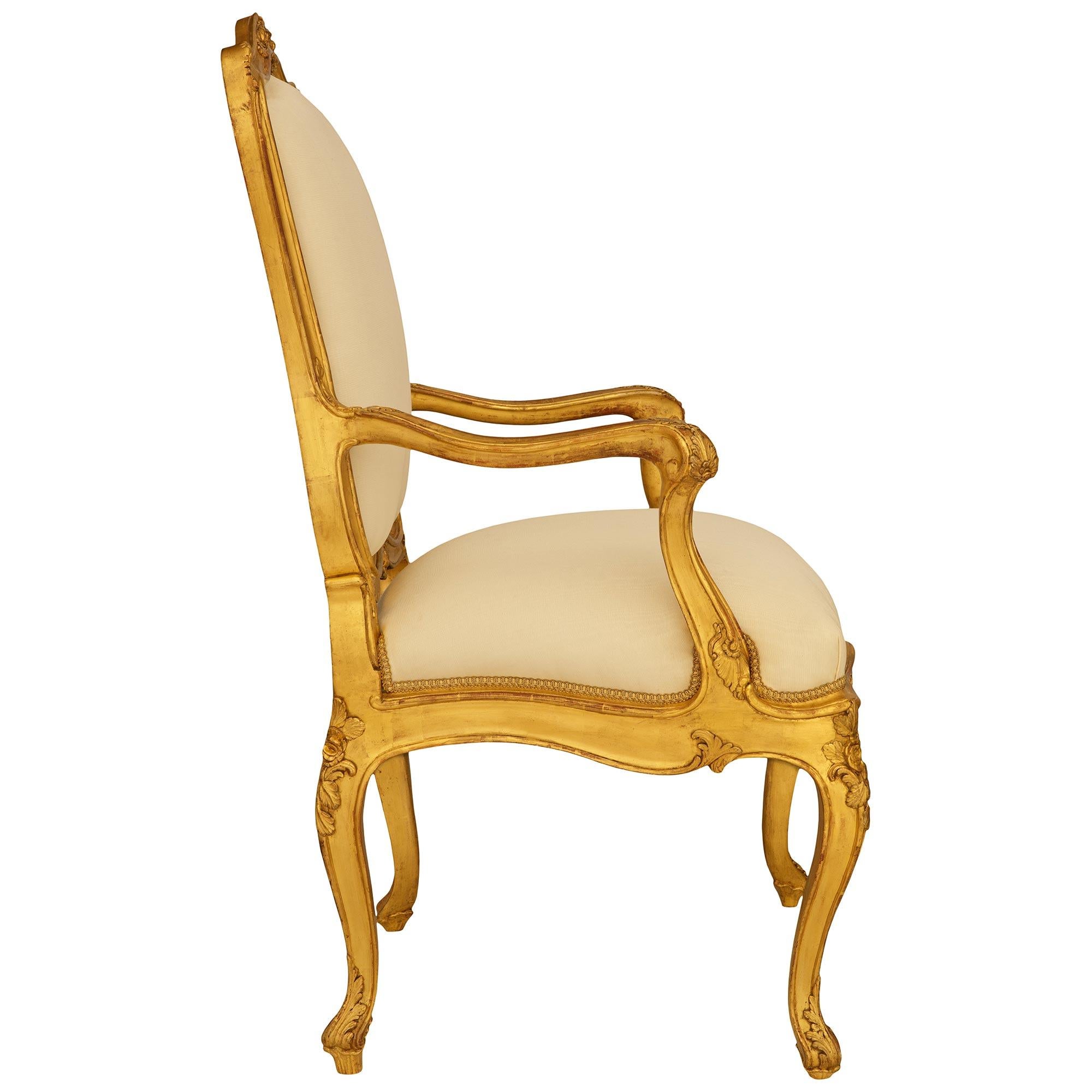 Doré Paire de fauteuils génois du XIXe siècle en bois doré de style Louis XV en vente