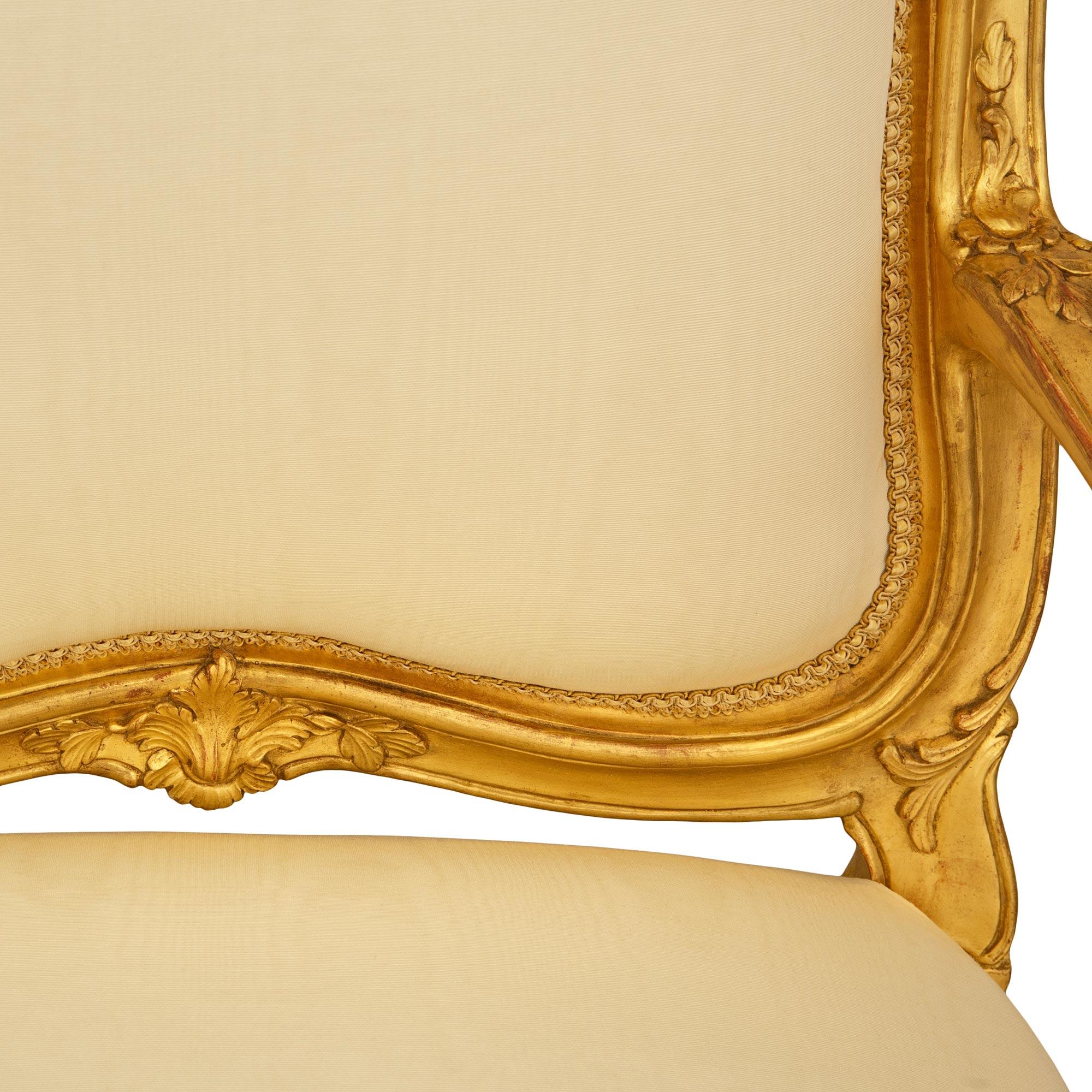 Paire de fauteuils génois du XIXe siècle en bois doré de style Louis XV en vente 1