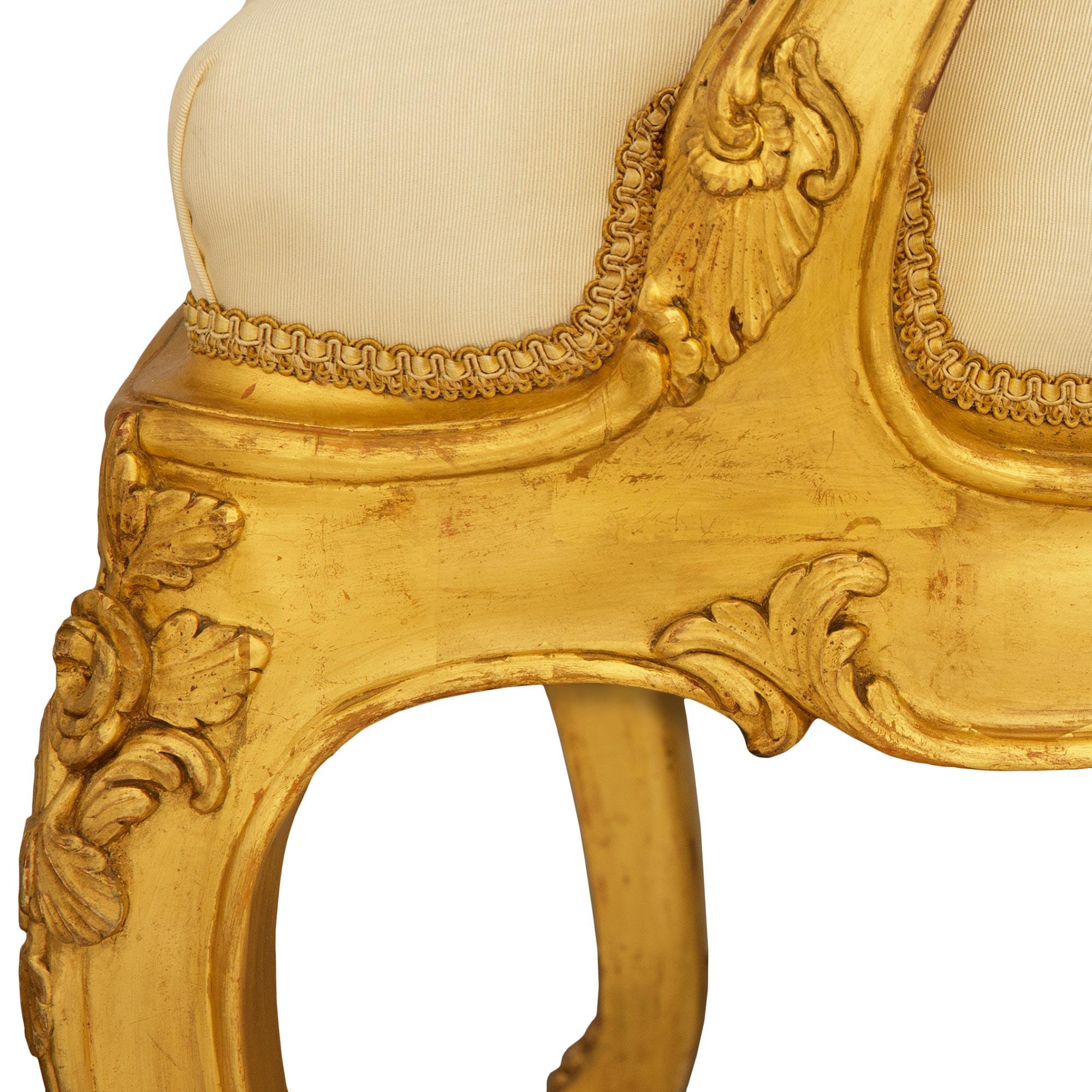 Paire de fauteuils génois du XIXe siècle en bois doré de style Louis XV en vente 3