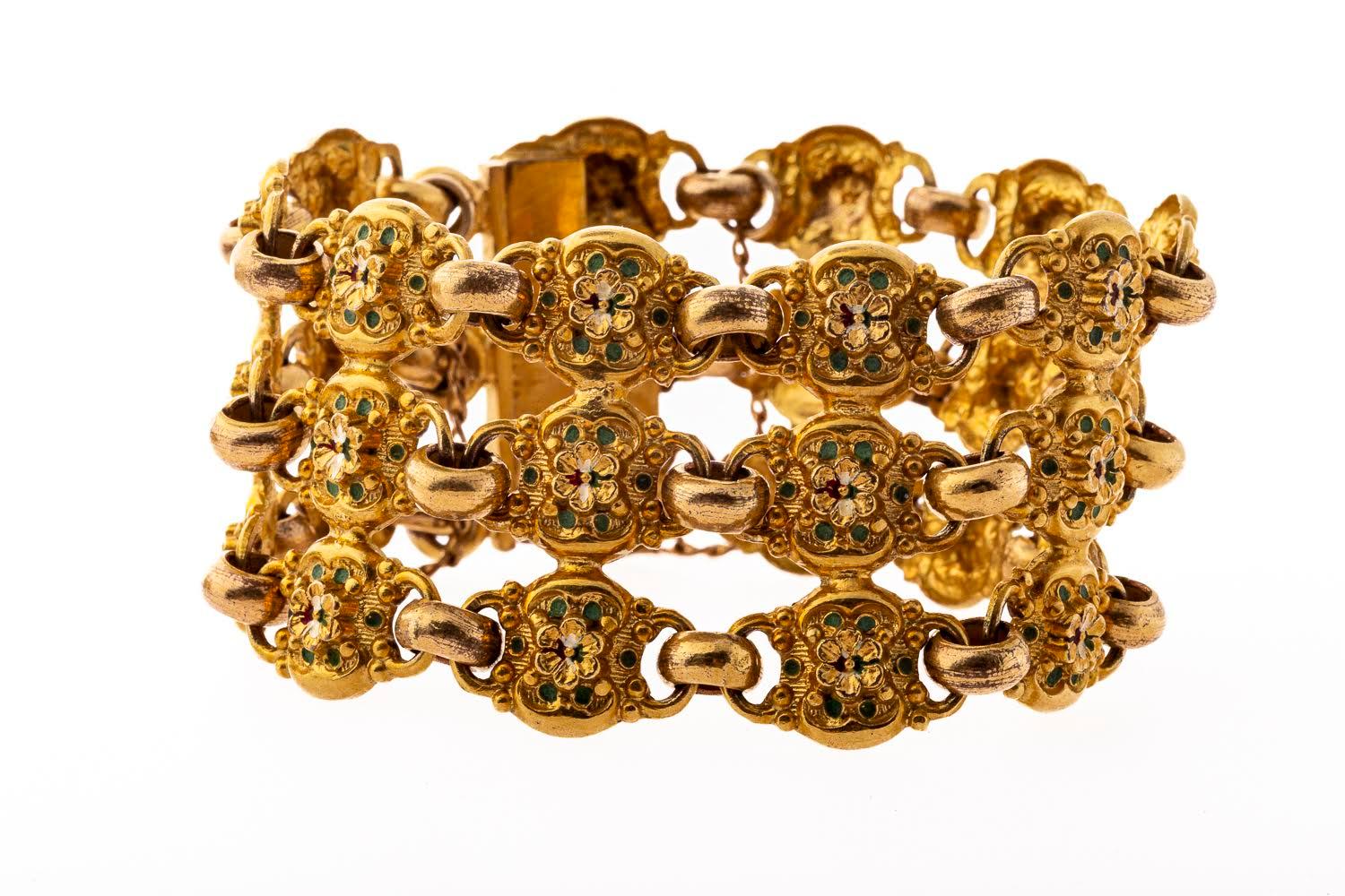 Un par realmente raro de brazaletes de pellizco con esmalte se crearon desde mediados del siglo XVIII hasta 1790. El pellizco suele ser tan valioso como el oro. Tres filas de eslabones de doble cara muestran su esmalte verde original alrededor de