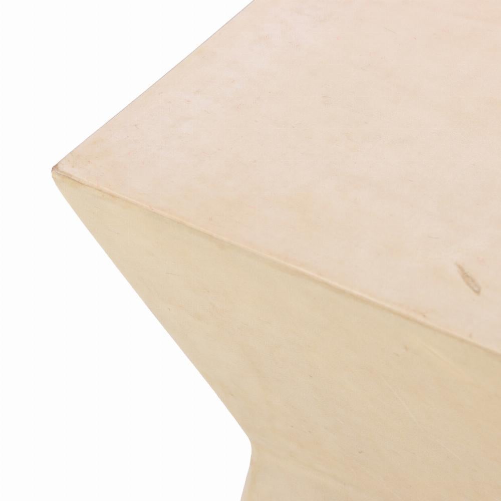 Cette paire présente des silhouettes sculpturales et géométriques enveloppées de parchemin teinté à la main. Le design angulaire confère une présence architecturale audacieuse, tandis que la finition parchemin offre une texture douce et organique