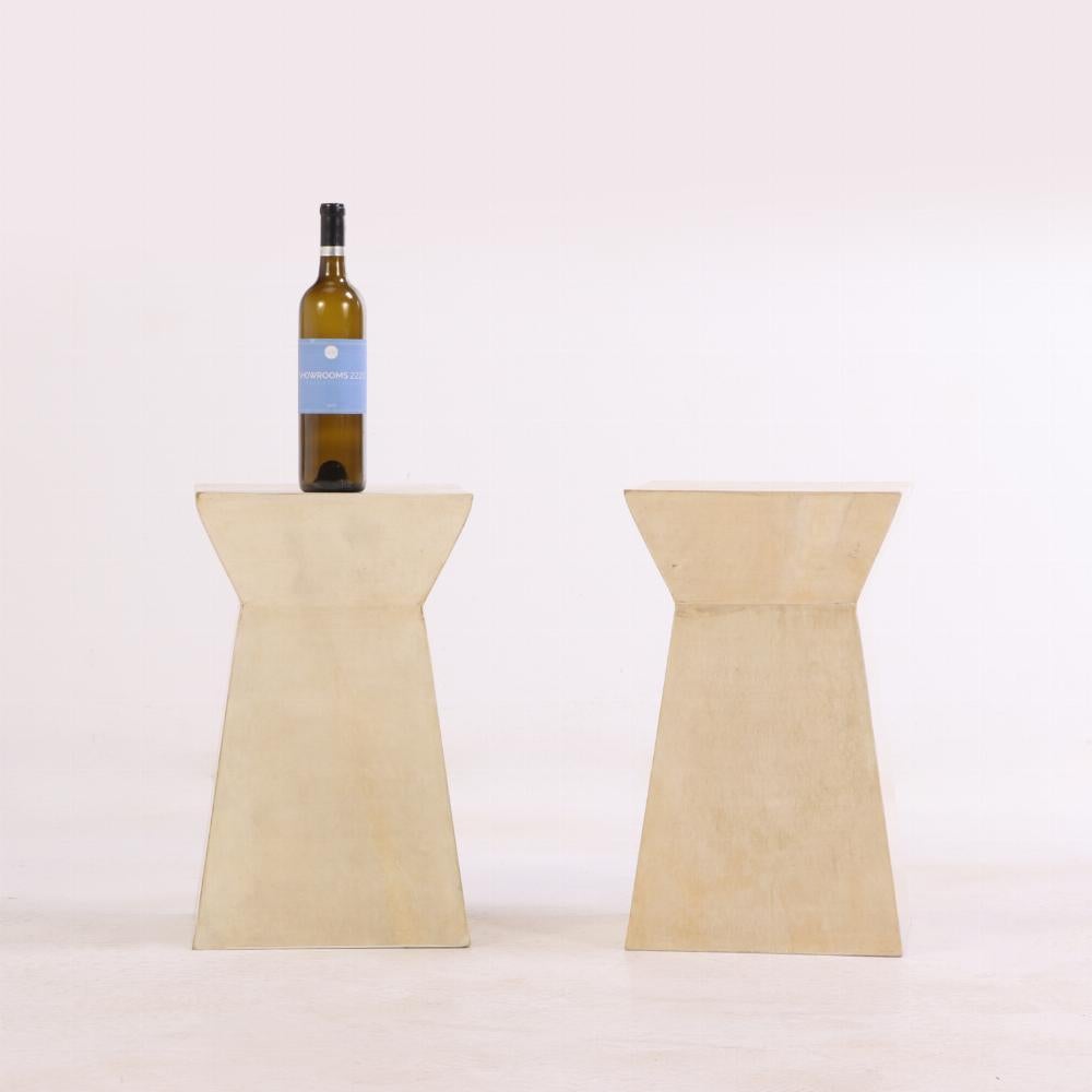 Argentin Paire de tables à boissons géométriques recouvertes de parchemin. en vente