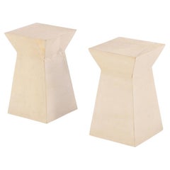 Paire de tables à boissons géométriques recouvertes de parchemin.