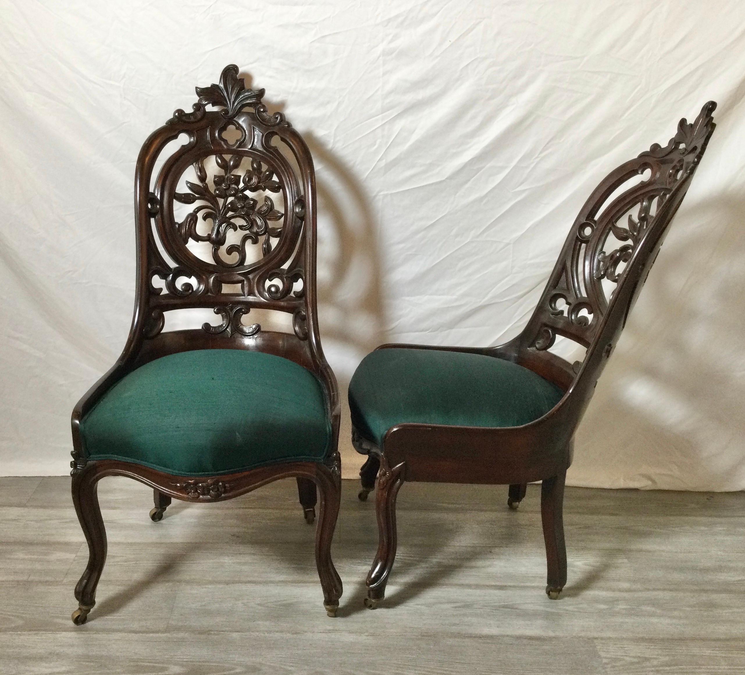 Une paire d'exceptionnelles chaises d'appoint victoriennes en stratifié de George Henkel Philadelphie 1860. La bonne finition d'origine avec un tissu plus récent en shantung de soie sur les sièges.