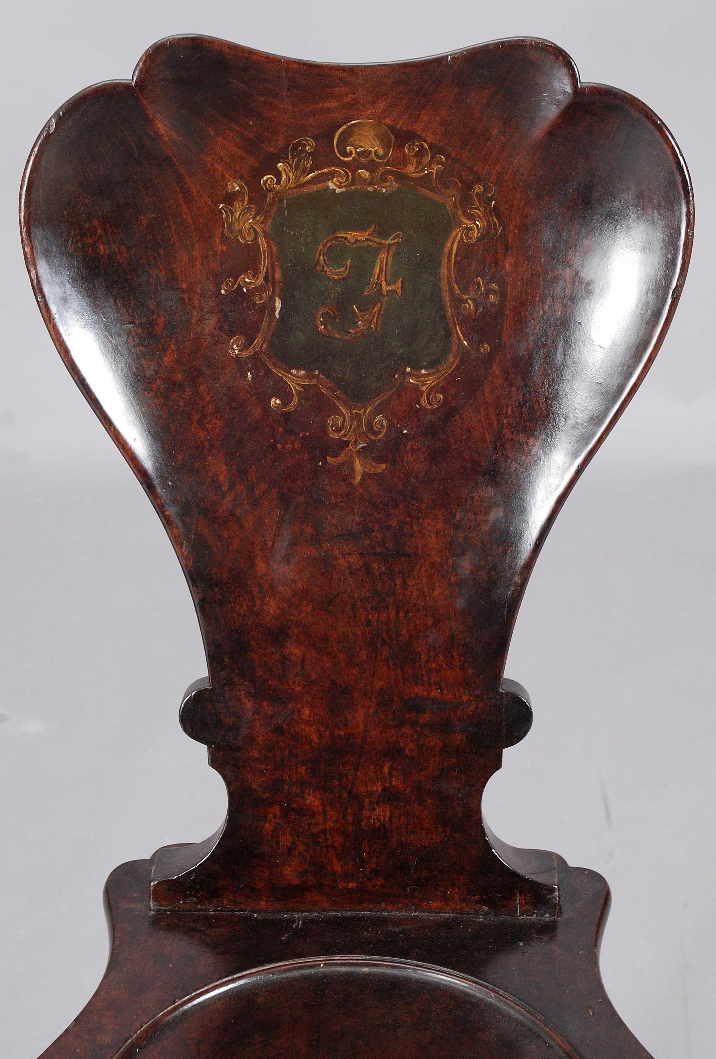 Ein Paar Mahagoni-Dielenstühle aus der Zeit von George II. Die geformten, konkaven Rückseiten sind mit einem Monogramm, möglicherweise einem 