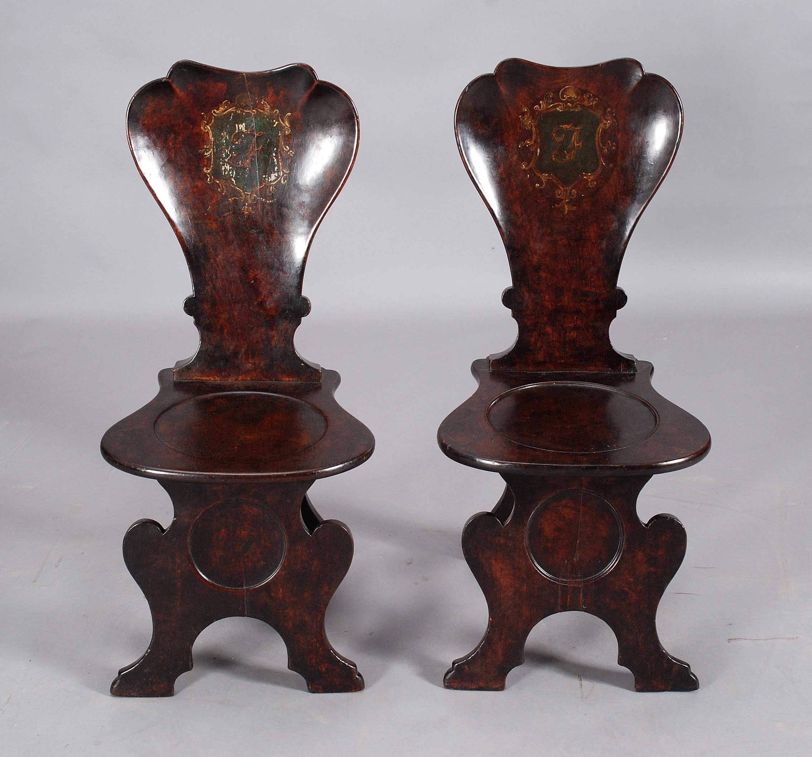 Ein Paar Mahagoni-Doppelstühle aus der George-II-Periode mit konkaven, bemalten Rückenlehnen im Zustand „Gut“ im Angebot in Harrodsburg, KY