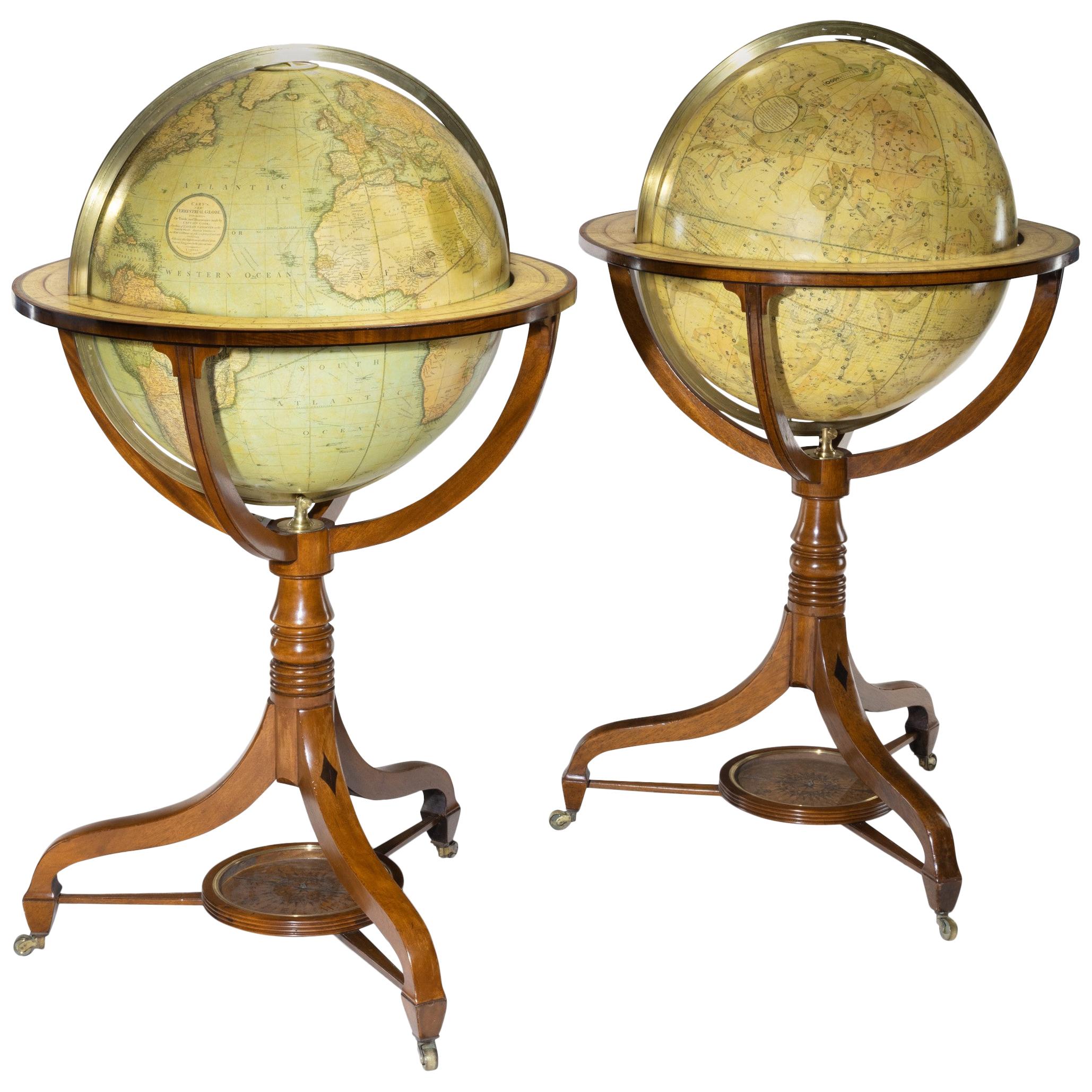Paire de globes George III de J&W Cary datés de 1815 et 1800