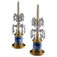 Coppia di candelieri a tamburo Wedgwood di Giorgio III in vetro tagliato e montati su ormolu