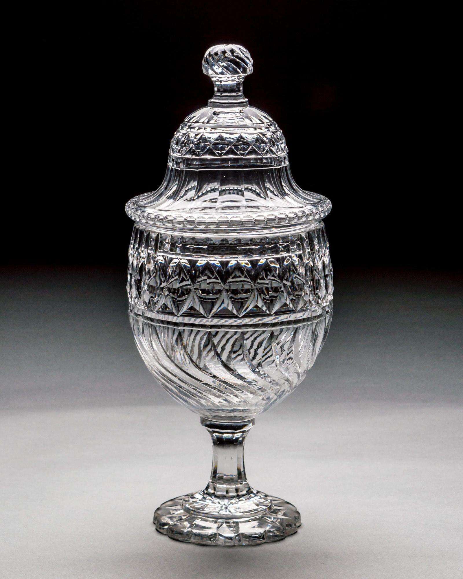Ein Paar George III geschliffenes Glas Urnen & Abdeckungen von außergewöhnlicher Größe und Qualität  im Zustand „Gut“ im Angebot in Steyning, West sussex