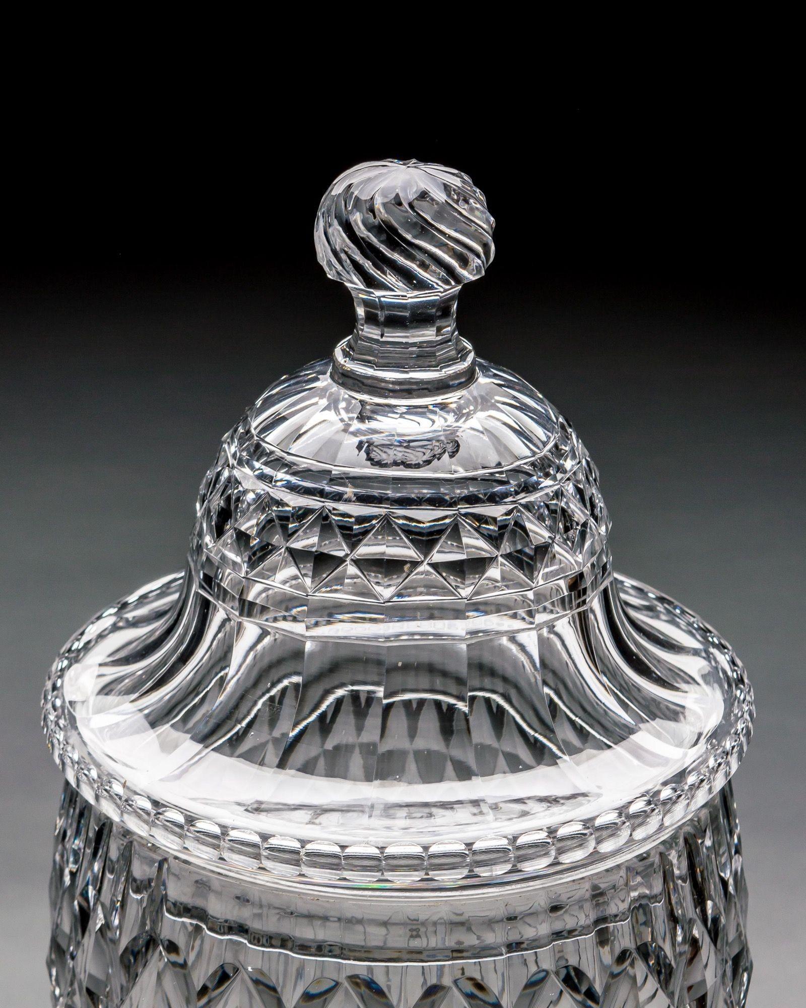 Ein Paar George III geschliffenes Glas Urnen & Abdeckungen von außergewöhnlicher Größe und Qualität  (18. Jahrhundert und früher) im Angebot