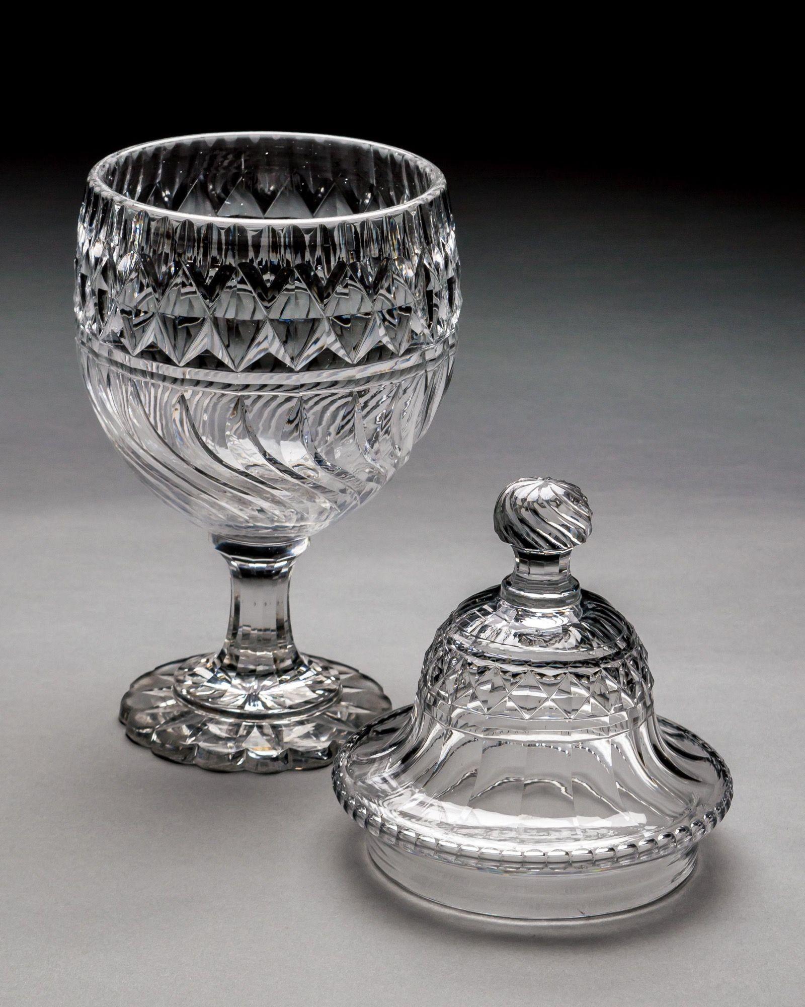 Ein Paar George III geschliffenes Glas Urnen & Abdeckungen von außergewöhnlicher Größe und Qualität  im Angebot 1