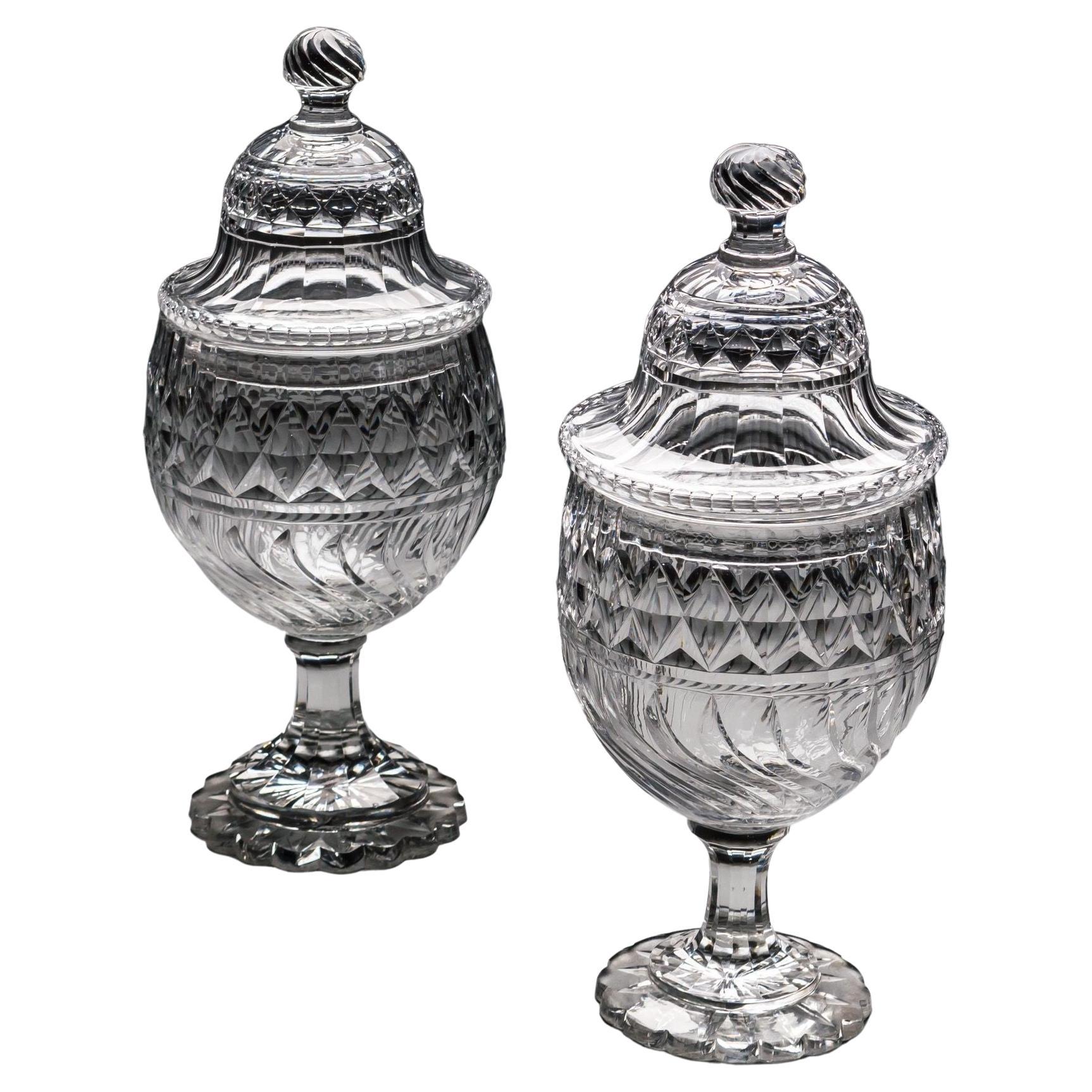 Ein Paar George III geschliffenes Glas Urnen & Abdeckungen von außergewöhnlicher Größe und Qualität 