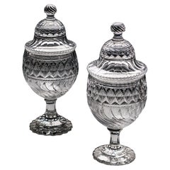 Ein Paar George III geschliffenes Glas Urnen & Abdeckungen von außergewöhnlicher Größe und Qualität 