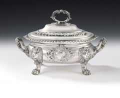 Ein Paar Terrinen mit Löwenmaske von Thomas Robins aus dem Jahr 1809 in London